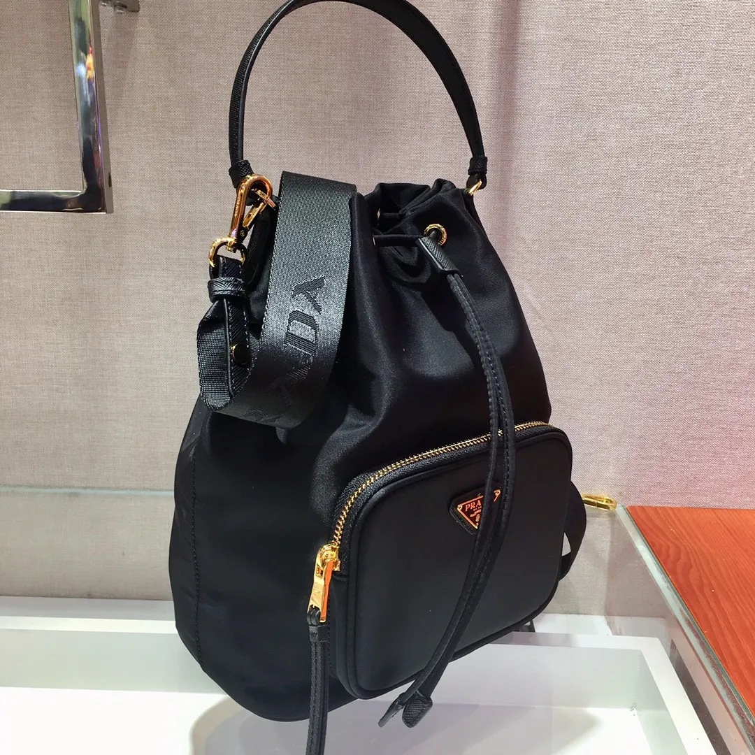 💰800, the classic 1BH097 large size black has arrived👏👏 Made of imported nylon fabric, top grade five, portable/diagonal, light, practical and fashionable, beauties, hurry up and get it, 165 OEM code, length 20.5x height 26x bottom 13cm👍👍👍💰💰