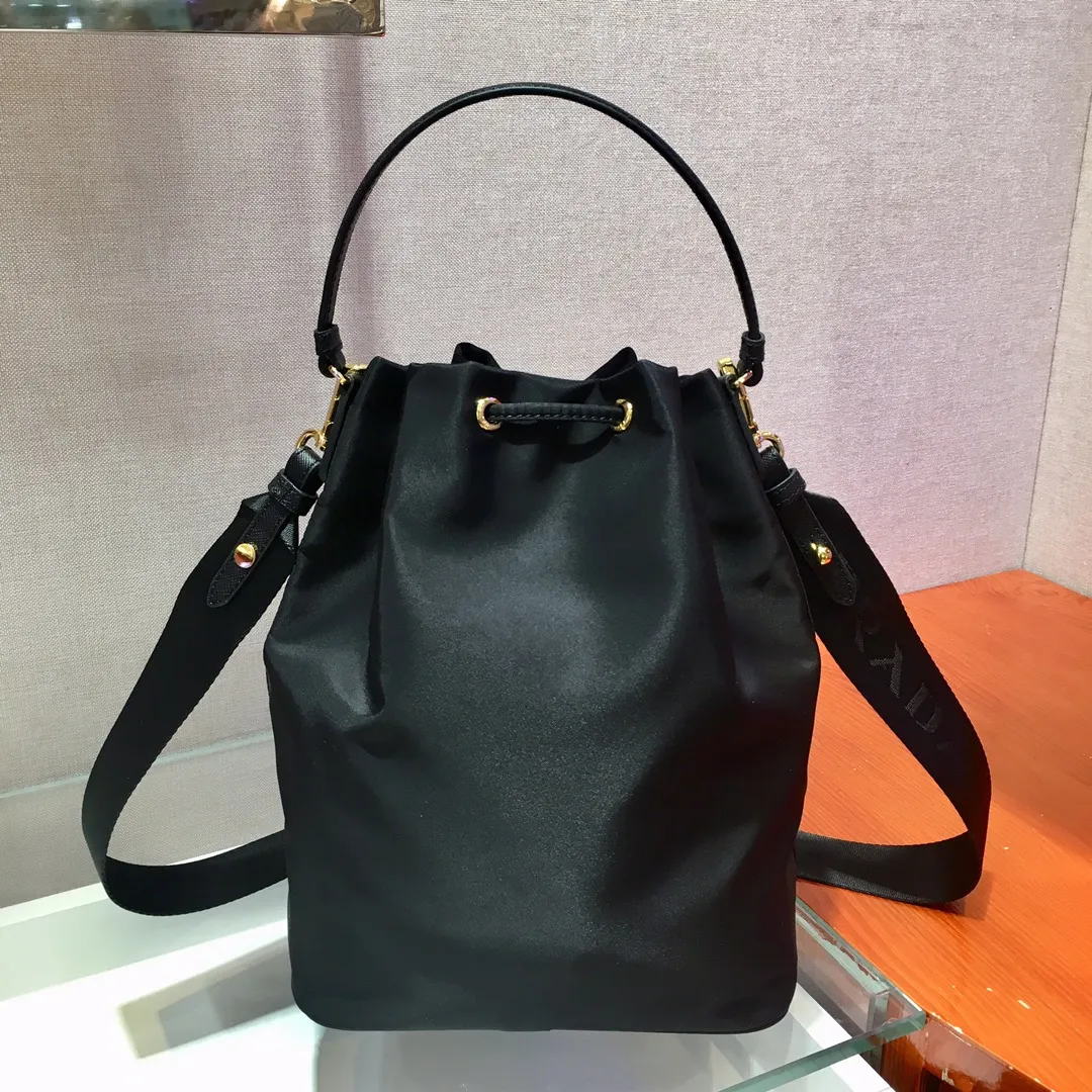 💰800, the classic 1BH097 large size black has arrived👏👏 Made of imported nylon fabric, top grade five, portable/diagonal, light, practical and fashionable, beauties, hurry up and get it, 165 OEM code, length 20.5x height 26x bottom 13cm👍👍👍💰💰