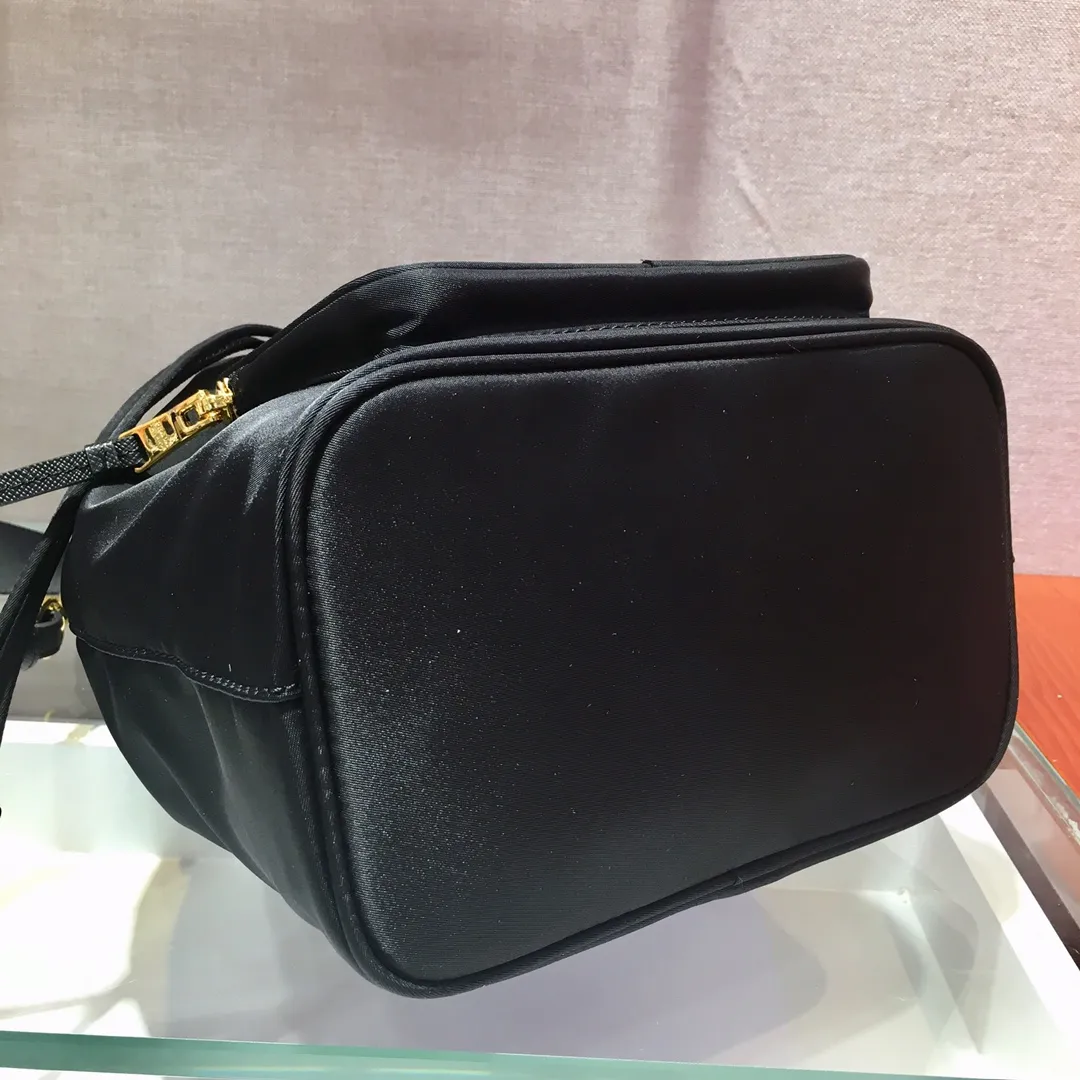 💰800, the classic 1BH097 large size black has arrived👏👏 Made of imported nylon fabric, top grade five, portable/diagonal, light, practical and fashionable, beauties, hurry up and get it, 165 OEM code, length 20.5x height 26x bottom 13cm👍👍👍💰💰