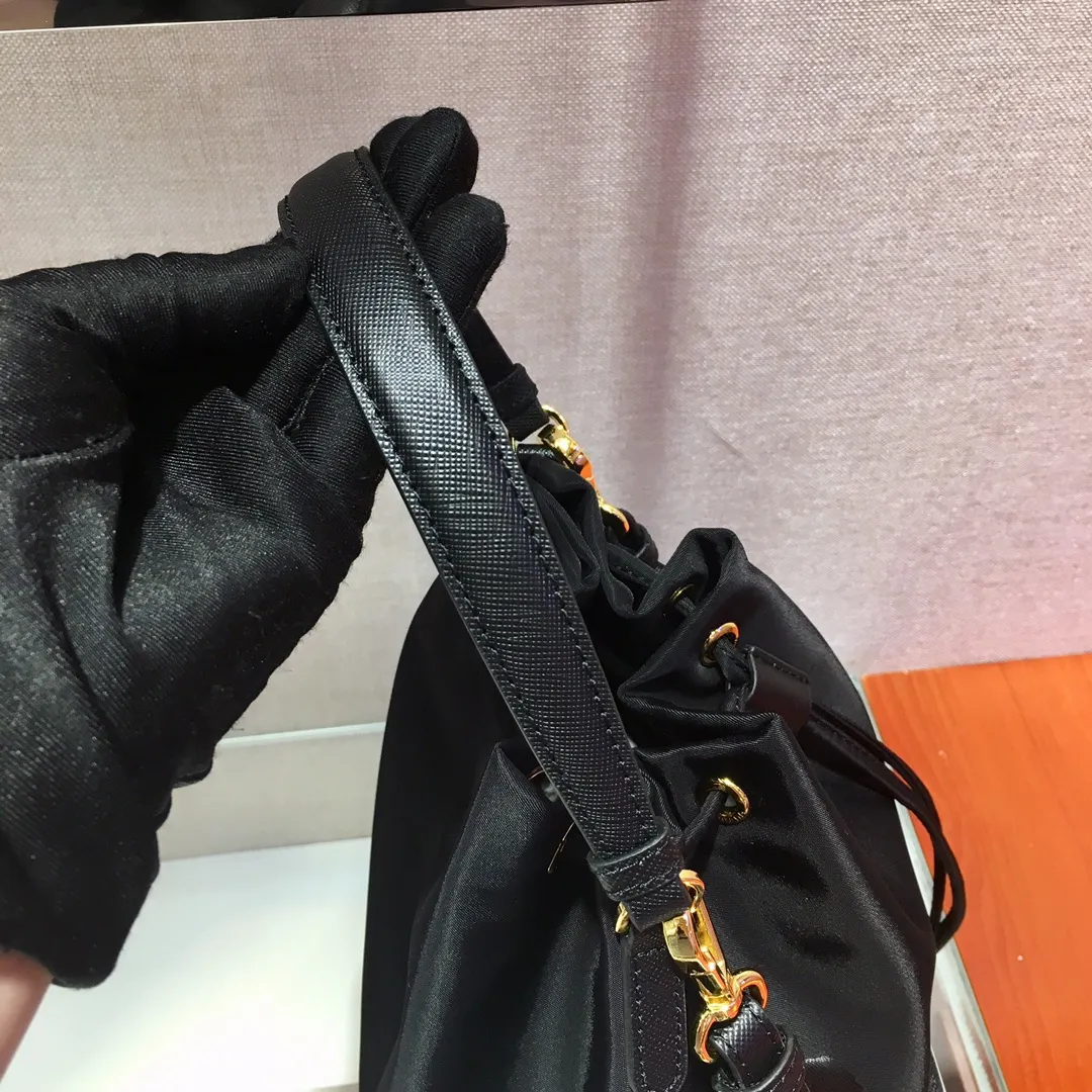💰800, the classic 1BH097 large size black has arrived👏👏 Made of imported nylon fabric, top grade five, portable/diagonal, light, practical and fashionable, beauties, hurry up and get it, 165 OEM code, length 20.5x height 26x bottom 13cm👍👍👍💰💰