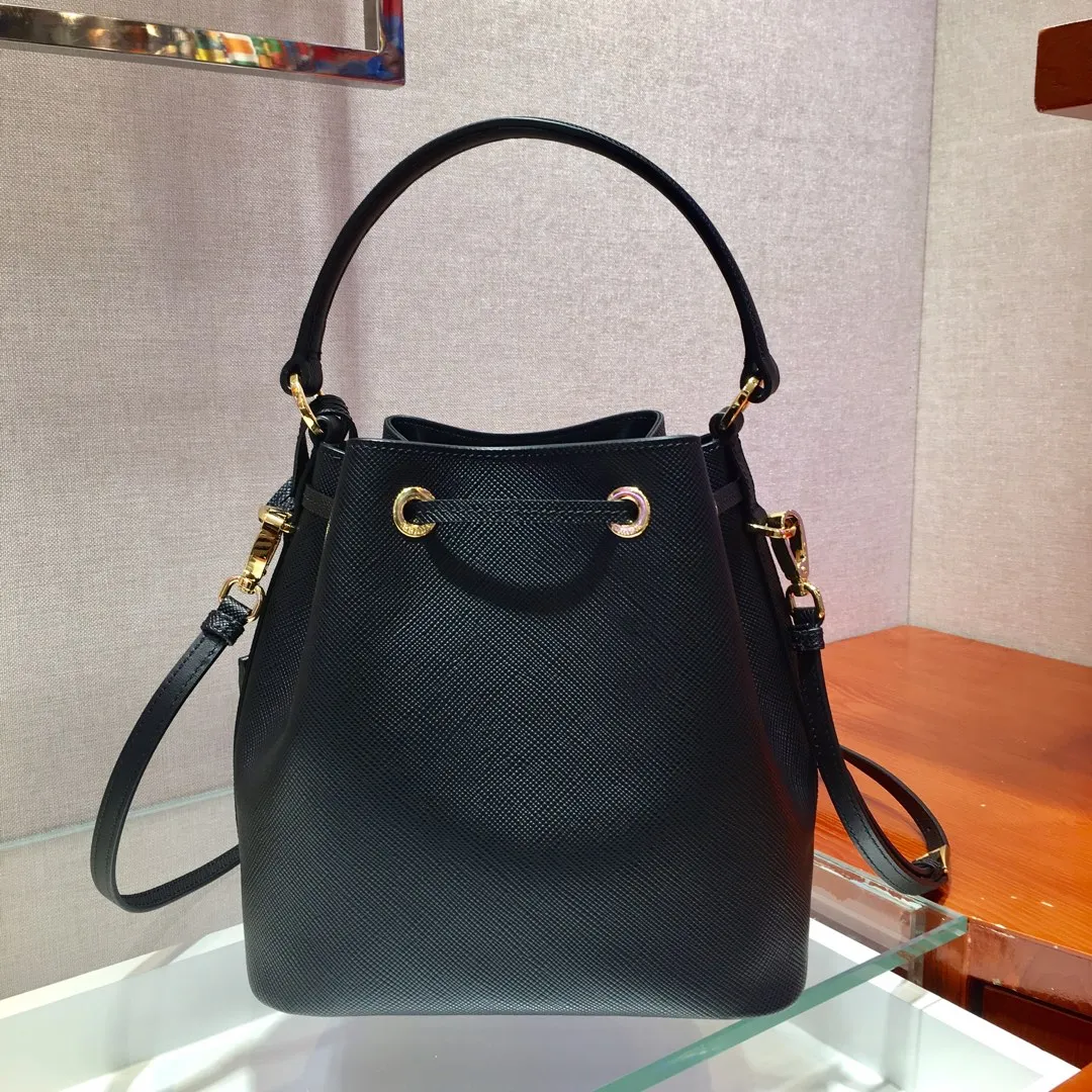💰1700🎉Exclusive debut🎉, new 1BZ032 bucket bag😘😘, original item👍👍made of imported thick cross-grain cowhide, top-grade hardware, leather handbag, adjustable detachable long shoulder strap, drawstring bag mouth. Simple and fashionable, it is a bucket bag that will never go out of style and is what ladies need. 🙈🙈Length 22x Height 22x Bottom 14cm👍