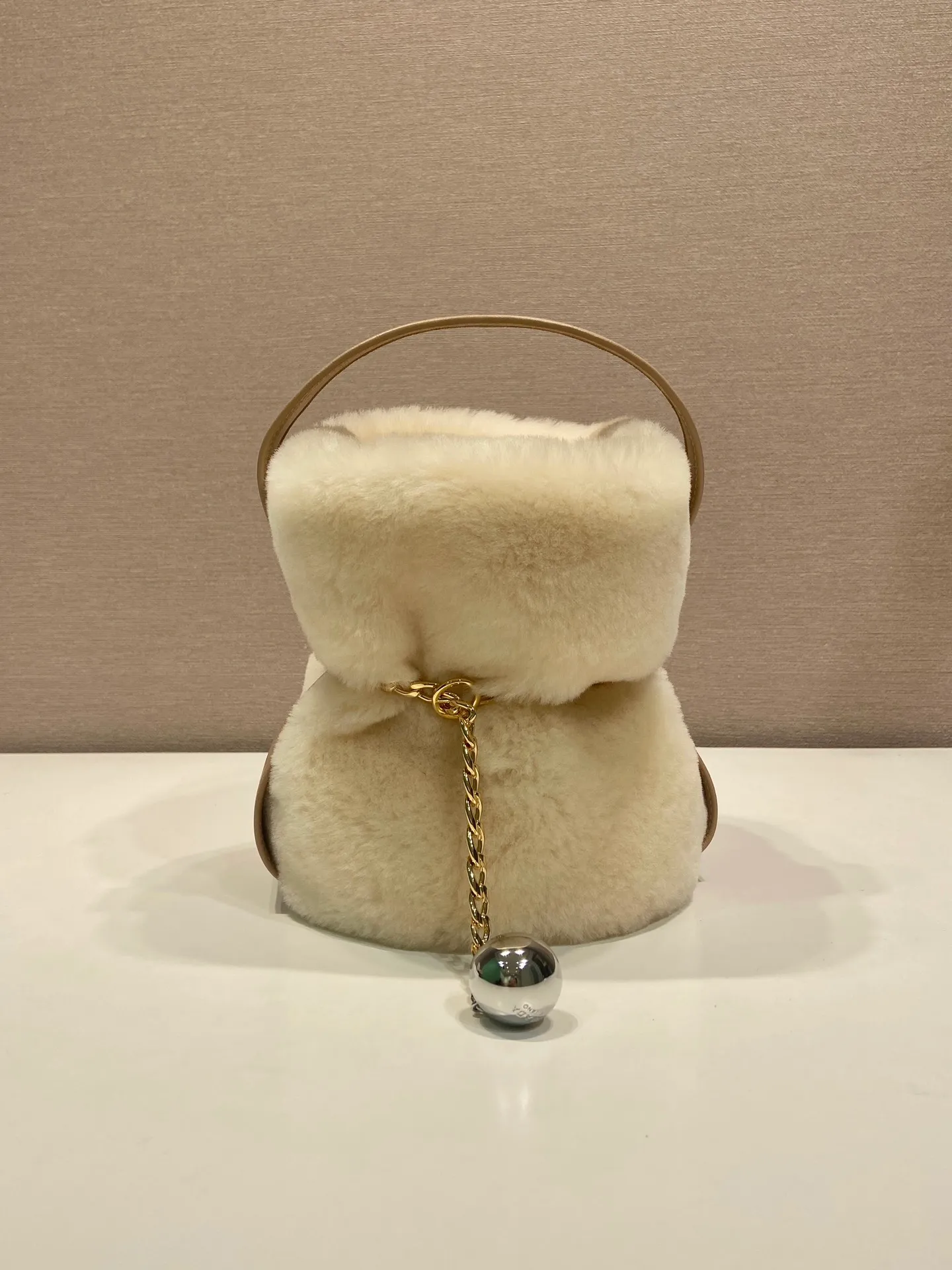 💰1360🎉New catwalk model🎉1BE088 wool🎉🎉 This fortune bucket is made of imported wool fabric and imported calfskin, with a unique sheepskin interior design, top-grade hardware, and large capacity space. I carry Qin’s most versatile bag when I go out. The upper body effect is very fashionable and good-looking😘It’s so beautiful. It’s a small bucket that is recognized by internet celebrities as a wishing and making fortune👍👍Babies, it’s worth owning. It’s a must-have in winter, so hurry up and get it🎉🎉 Length 14x Height 20x Bottom 15cm🎉🎉🎉💰💰💰