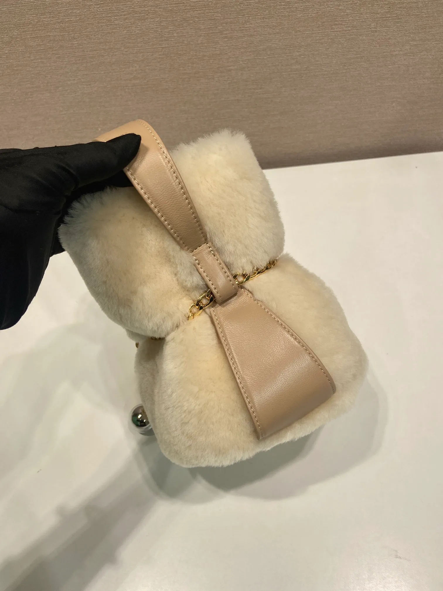 💰1360🎉New catwalk model🎉1BE088 wool🎉🎉 This fortune bucket is made of imported wool fabric and imported calfskin, with a unique sheepskin interior design, top-grade hardware, and large capacity space. I carry Qin’s most versatile bag when I go out. The upper body effect is very fashionable and good-looking😘It’s so beautiful. It’s a small bucket that is recognized by internet celebrities as a wishing and making fortune👍👍Babies, it’s worth owning. It’s a must-have in winter, so hurry up and get it🎉🎉 Length 14x Height 20x Bottom 15cm🎉🎉🎉💰💰💰