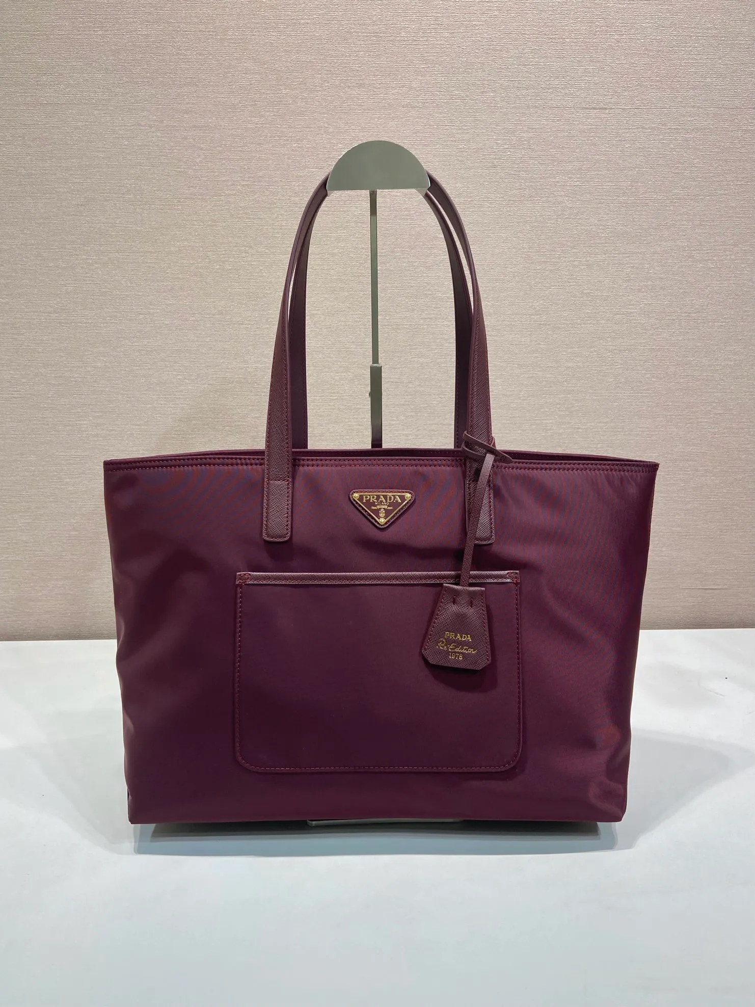💰1060🎉New Tote Bag🎉1BG555 Small🎉🎉 This timeless tote bag is a reinterpretation of a classic design, showing a unique style with a refined and practical silhouette. It has simple lines and is made of regenerated nylon. It has an imported Saffiano leather handle and metal hardware accessories. It has 2 pockets inside and a large capacity. Get it now. Another popular style that will never go out of style🎉🎉 Length 35x Height 26x Bottom 15cm🎉🎉🎉💰💰💰