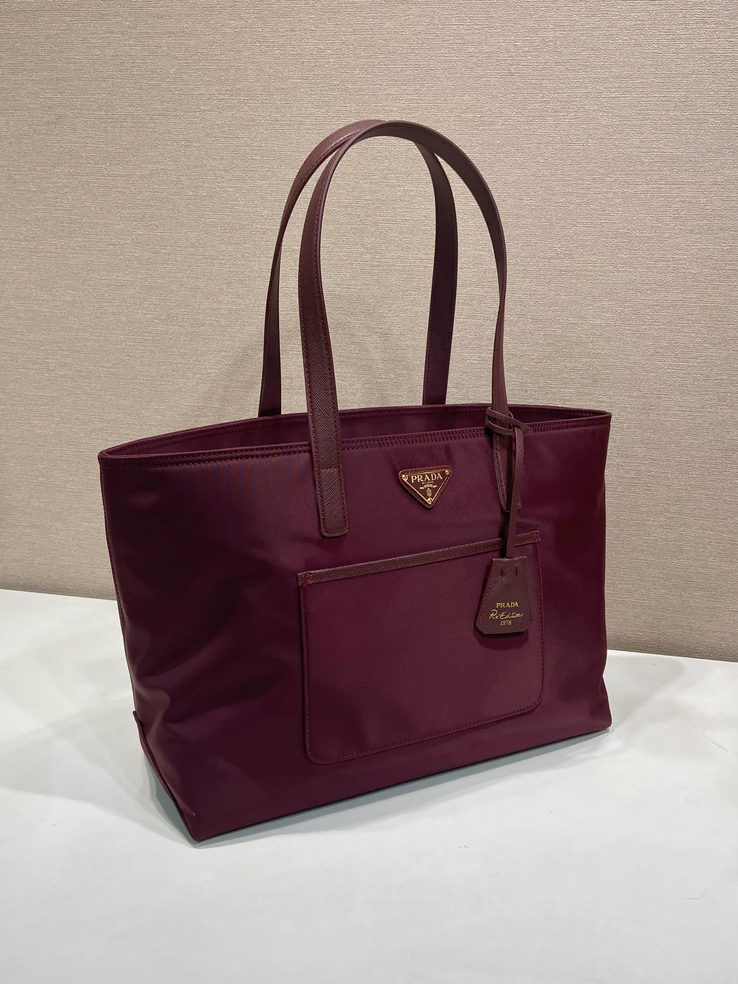💰1060🎉New Tote Bag🎉1BG555 Small🎉🎉 This timeless tote bag is a reinterpretation of a classic design, showing a unique style with a refined and practical silhouette. It has simple lines and is made of regenerated nylon. It has an imported Saffiano leather handle and metal hardware accessories. It has 2 pockets inside and a large capacity. Get it now. Another popular style that will never go out of style🎉🎉 Length 35x Height 26x Bottom 15cm🎉🎉🎉💰💰💰