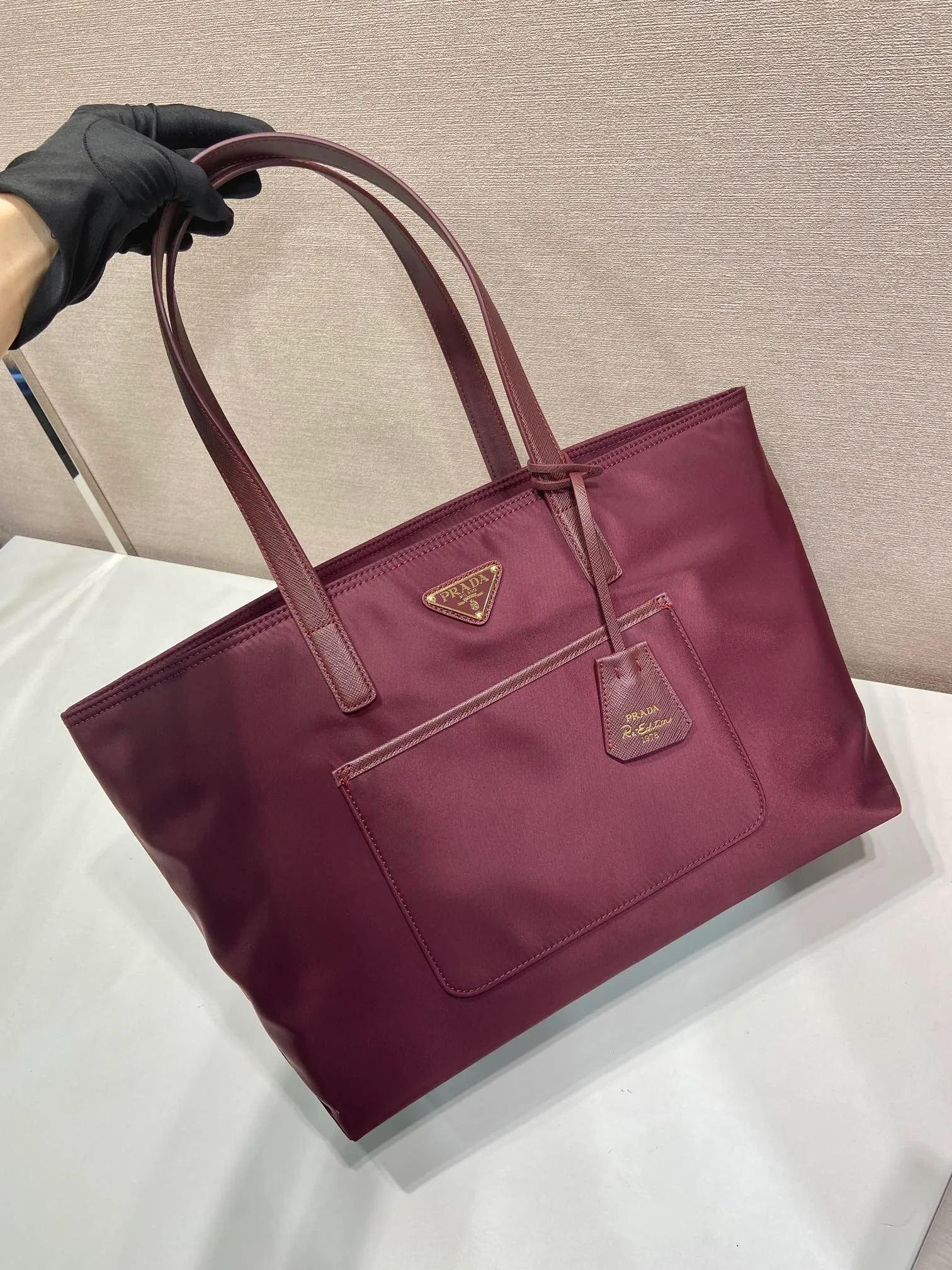 💰1060🎉New Tote Bag🎉1BG555 Small🎉🎉 This timeless tote bag is a reinterpretation of a classic design, showing a unique style with a refined and practical silhouette. It has simple lines and is made of regenerated nylon. It has an imported Saffiano leather handle and metal hardware accessories. It has 2 pockets inside and a large capacity. Get it now. Another popular style that will never go out of style🎉🎉 Length 35x Height 26x Bottom 15cm🎉🎉🎉💰💰💰