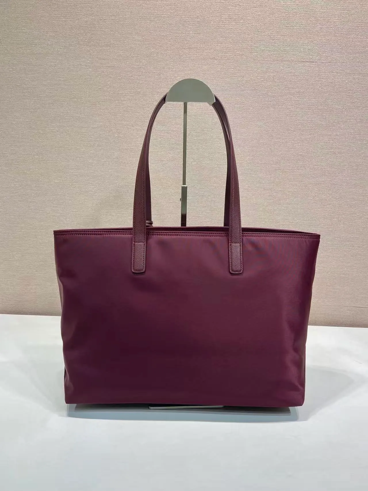 💰1060🎉New Tote Bag🎉1BG555 Small🎉🎉 This timeless tote bag is a reinterpretation of a classic design, showing a unique style with a refined and practical silhouette. It has simple lines and is made of regenerated nylon. It has an imported Saffiano leather handle and metal hardware accessories. It has 2 pockets inside and a large capacity. Get it now. Another popular style that will never go out of style🎉🎉 Length 35x Height 26x Bottom 15cm🎉🎉🎉💰💰💰