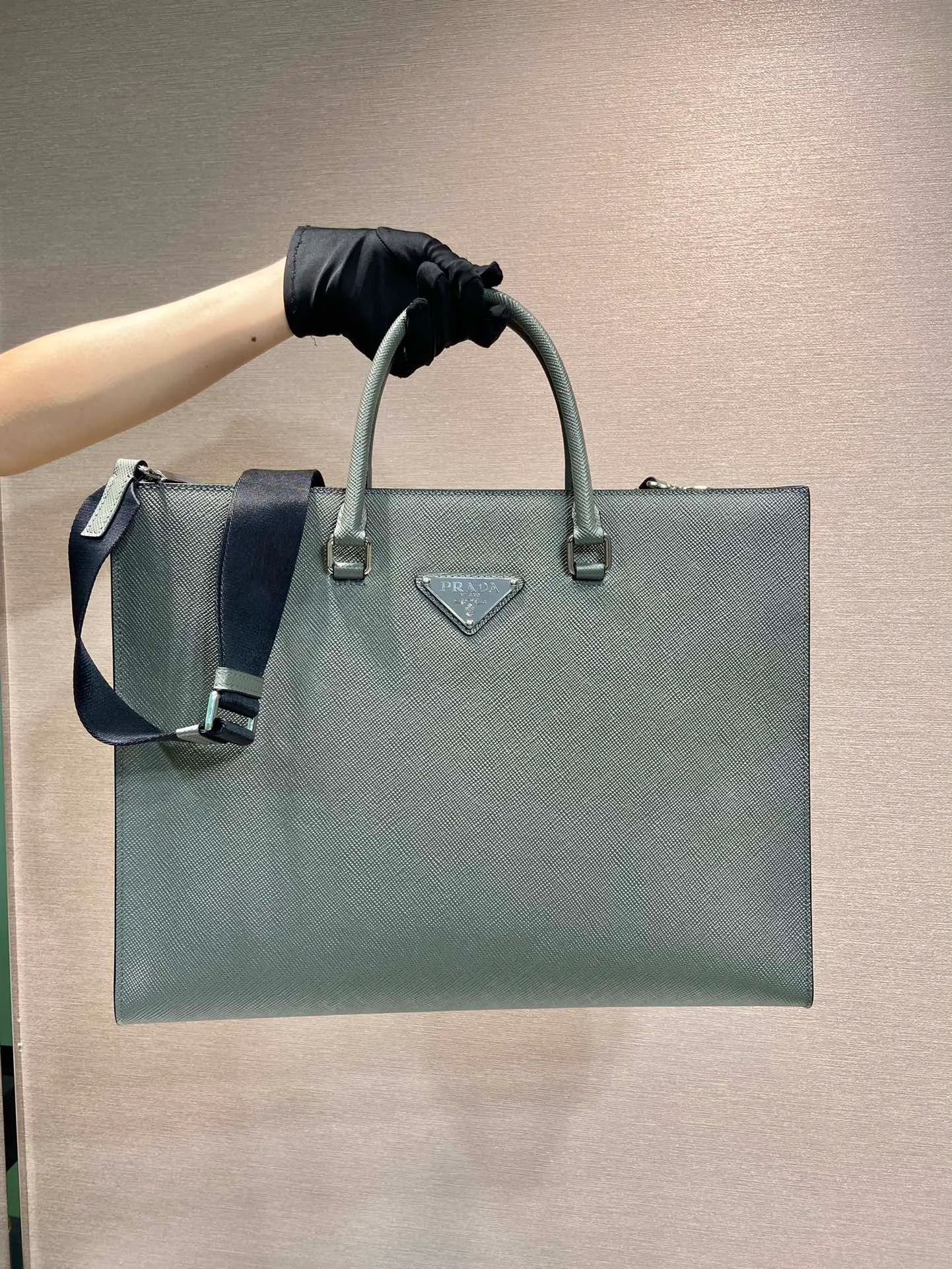 💰2100🎉New briefcase🎉🎉2VG101 new color🎉 This elegant and exquisite briefcase is equipped with a detachable nylon shoulder strap, creating a functional opening design. The bag body is made of brand Saffiano leather, which is simple and elegant, and the upper body effect is very cool. Another popular style that will never go out of style🎉🎉 Length 40x Height 30x Bottom 9cm🎉🎉🎉👏👏👏