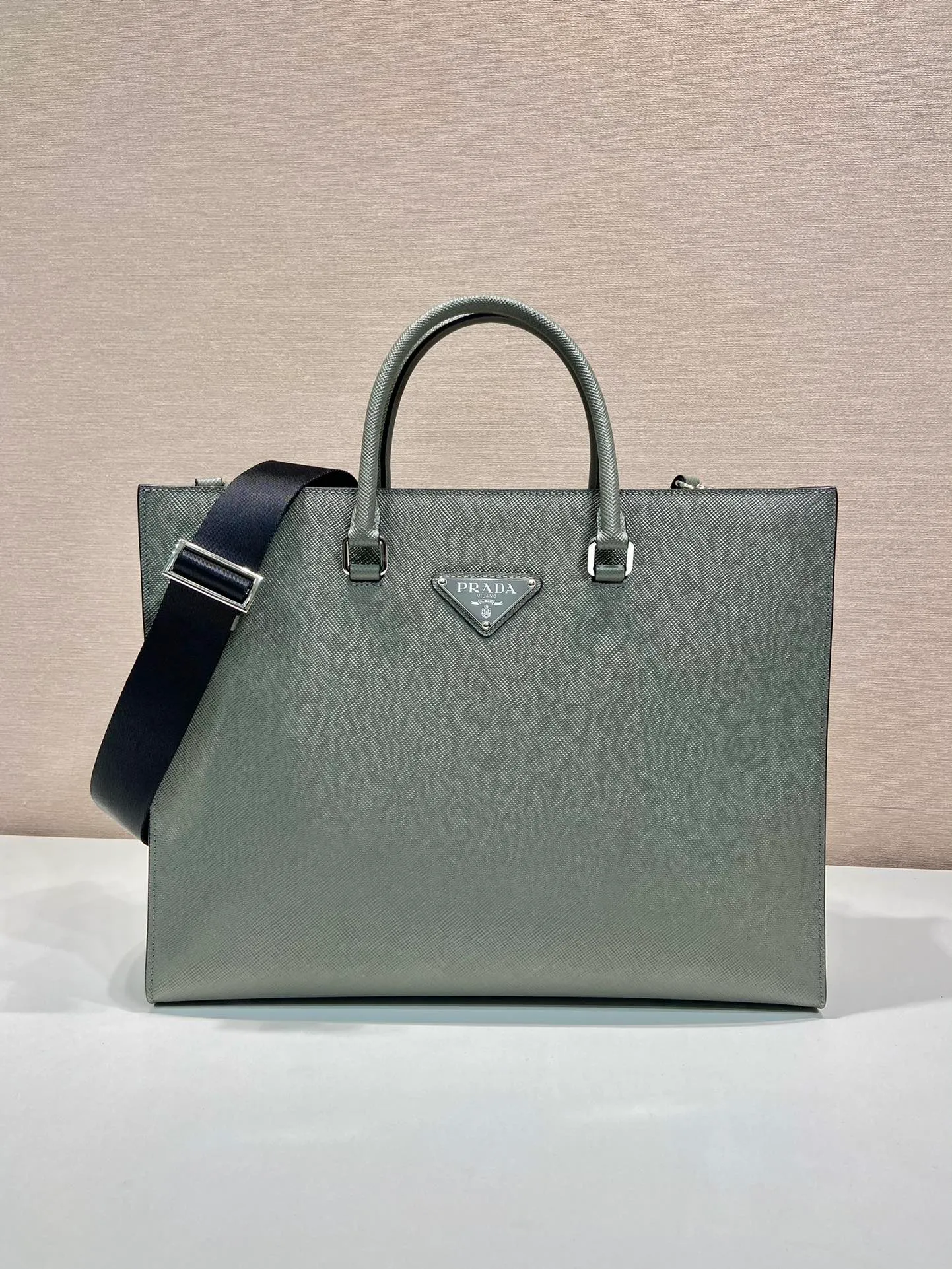 💰2100🎉New briefcase🎉🎉2VG101 new color🎉 This elegant and exquisite briefcase is equipped with a detachable nylon shoulder strap, creating a functional opening design. The bag body is made of brand Saffiano leather, which is simple and elegant, and the upper body effect is very cool. Another popular style that will never go out of style🎉🎉 Length 40x Height 30x Bottom 9cm🎉🎉🎉👏👏👏
