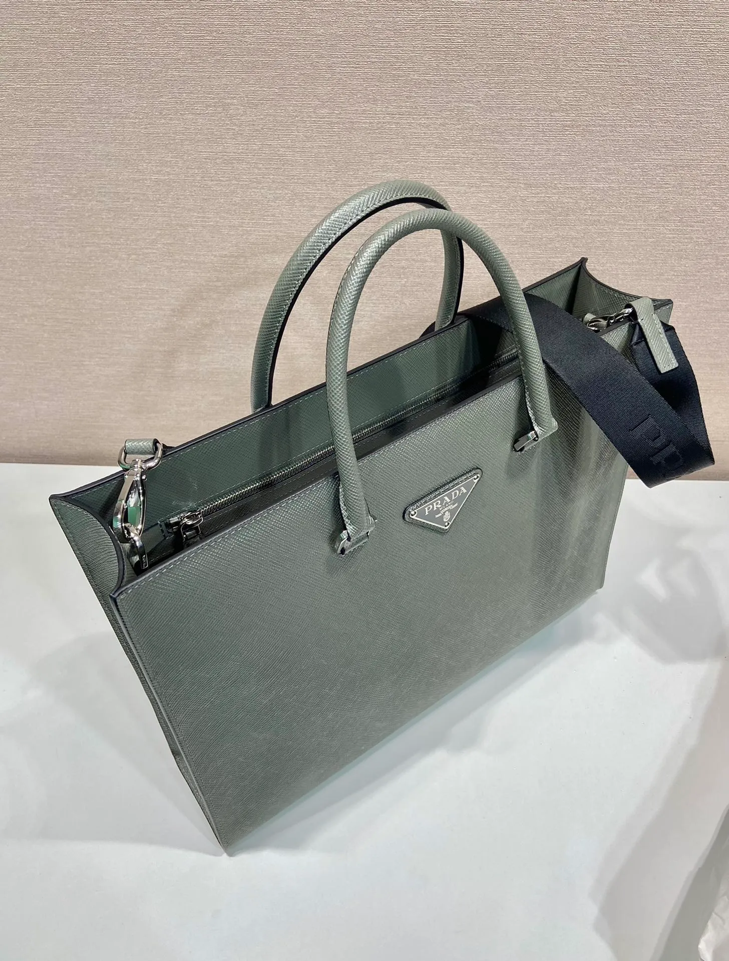 💰2100🎉New briefcase🎉🎉2VG101 new color🎉 This elegant and exquisite briefcase is equipped with a detachable nylon shoulder strap, creating a functional opening design. The bag body is made of brand Saffiano leather, which is simple and elegant, and the upper body effect is very cool. Another popular style that will never go out of style🎉🎉 Length 40x Height 30x Bottom 9cm🎉🎉🎉👏👏👏