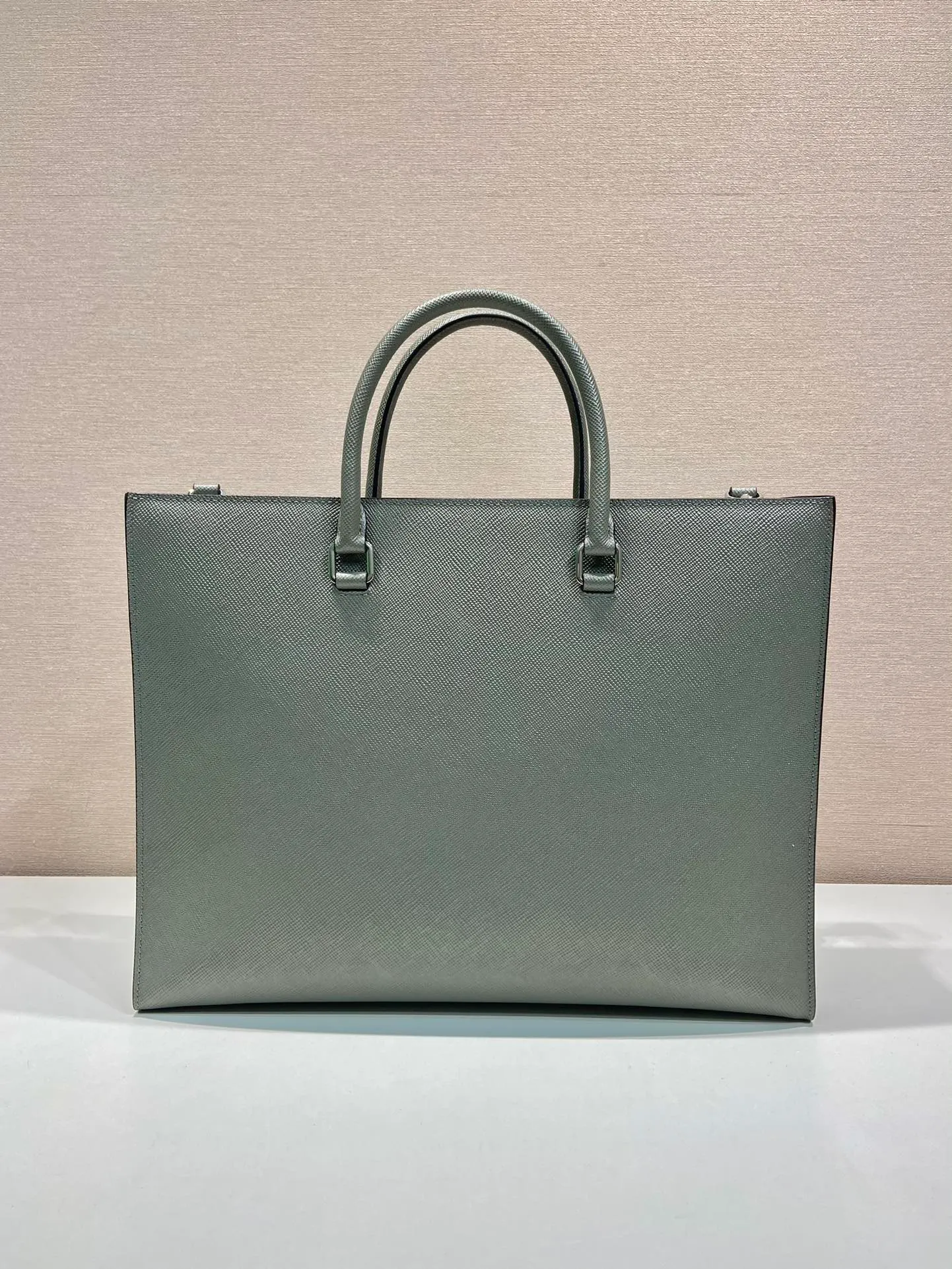 💰2100🎉New briefcase🎉🎉2VG101 new color🎉 This elegant and exquisite briefcase is equipped with a detachable nylon shoulder strap, creating a functional opening design. The bag body is made of brand Saffiano leather, which is simple and elegant, and the upper body effect is very cool. Another popular style that will never go out of style🎉🎉 Length 40x Height 30x Bottom 9cm🎉🎉🎉👏👏👏
