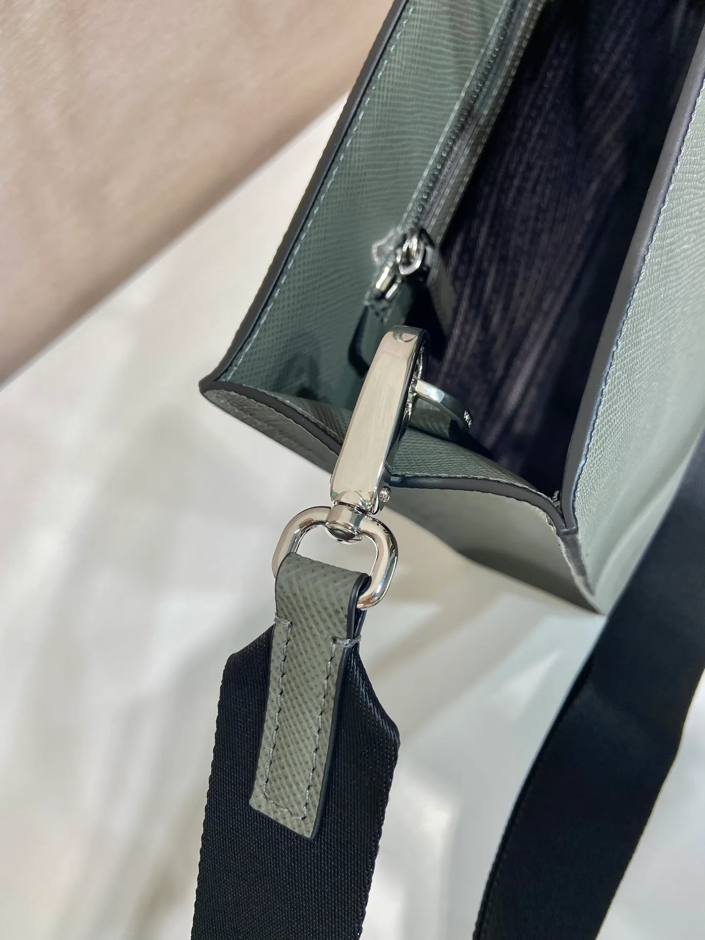 💰2100🎉New briefcase🎉🎉2VG101 new color🎉 This elegant and exquisite briefcase is equipped with a detachable nylon shoulder strap, creating a functional opening design. The bag body is made of brand Saffiano leather, which is simple and elegant, and the upper body effect is very cool. Another popular style that will never go out of style🎉🎉 Length 40x Height 30x Bottom 9cm🎉🎉🎉👏👏👏