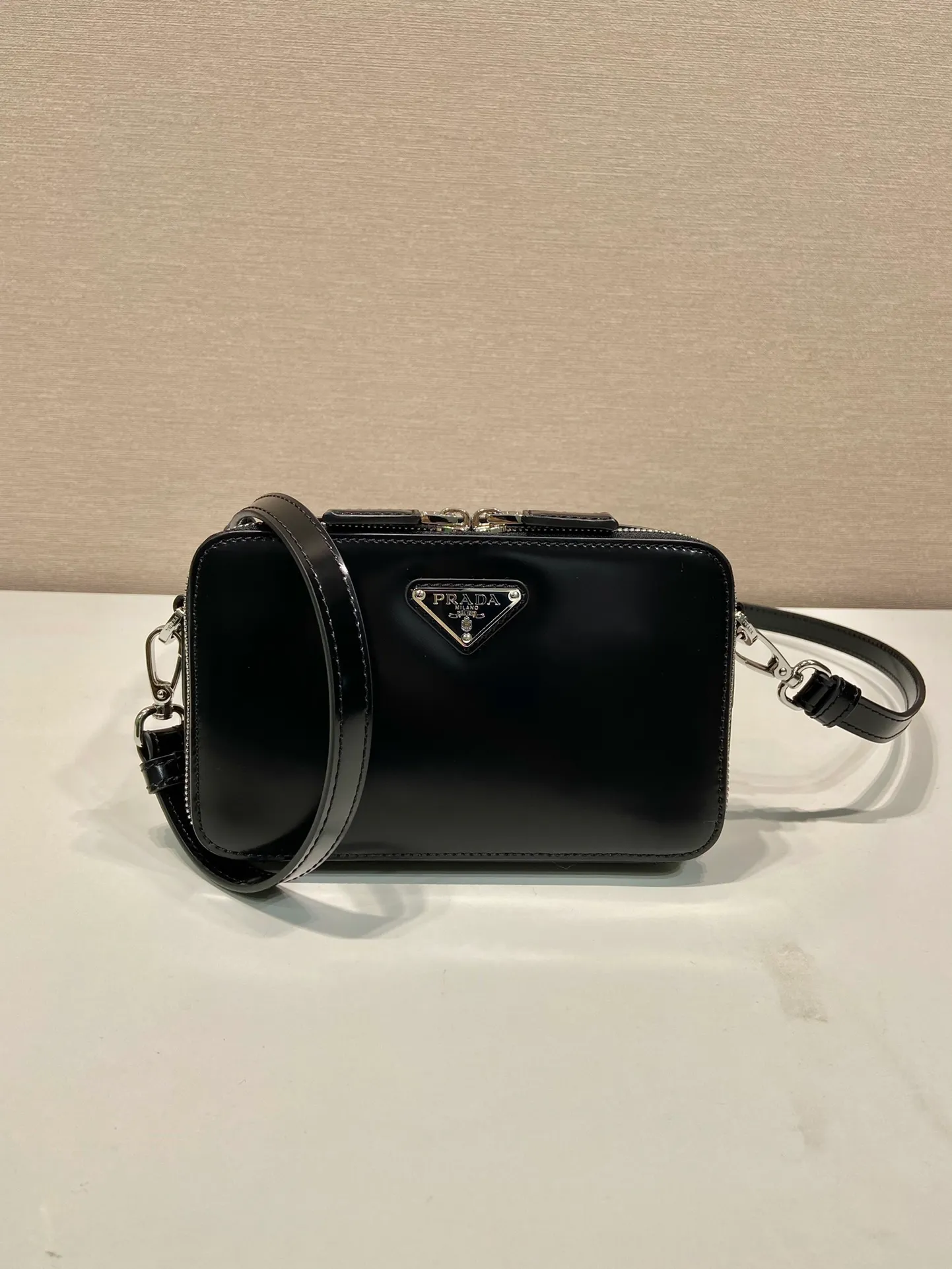 💰1120🎉New Messenger Bag🎉2VH173 Glossy🎉🎉 The outline of this 2024 Brique handbag is smooth and elegant. The unique interwoven texture of Saff glossy leather and wax ironing process add to the elegance and nobility. The detachable and adjustable shoulder strap features an enameled metal triangle logo for a stylish and versatile fit. It has a large capacity and is worth owning. Hurry up and get it🎉🎉Length 19x Height 11.5x Bottom 3.5cm🎉🎉👏👏