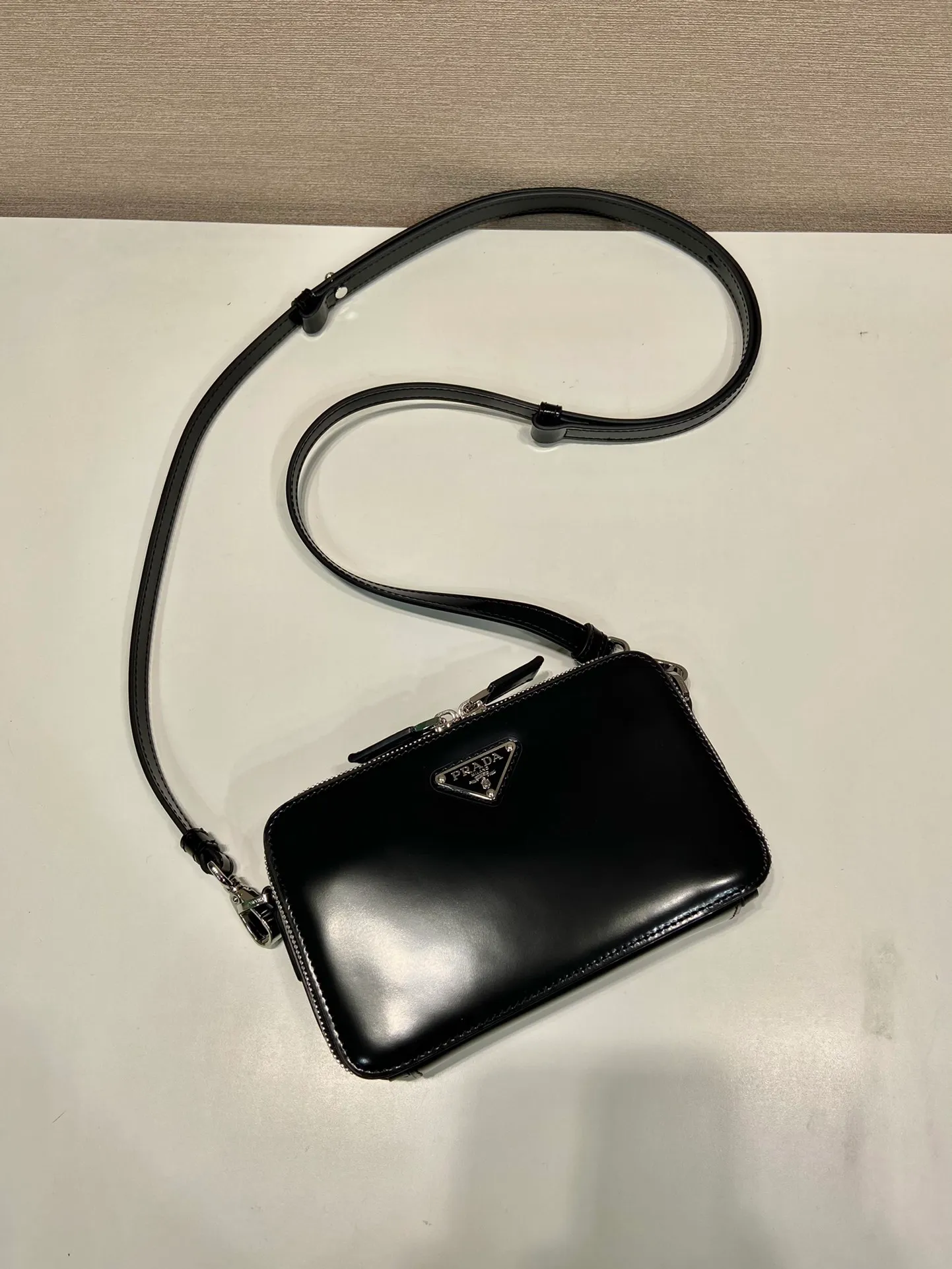 💰1120🎉New Messenger Bag🎉2VH173 Glossy🎉🎉 The outline of this 2024 Brique handbag is smooth and elegant. The unique interwoven texture of Saff glossy leather and wax ironing process add to the elegance and nobility. The detachable and adjustable shoulder strap features an enameled metal triangle logo for a stylish and versatile fit. It has a large capacity and is worth owning. Hurry up and get it🎉🎉Length 19x Height 11.5x Bottom 3.5cm🎉🎉👏👏
