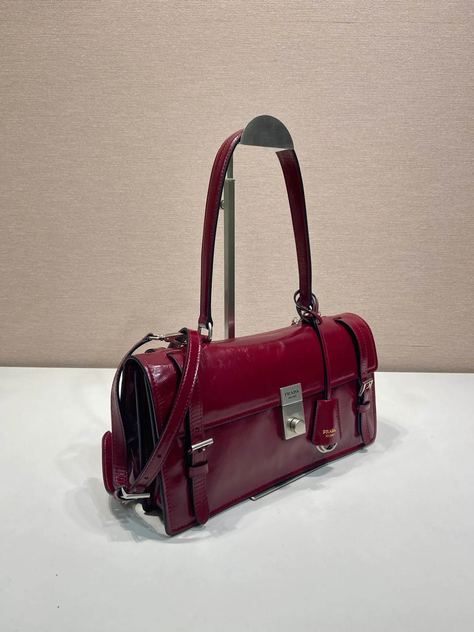 💰1700🎉New Pen Holder Bag🎉1BN026 Small🎉🎉 This leather handbag is inspired by the crisp and formal briefcase. It has a delicate and shiny texture and reinterprets the classic office style silhouette with a new attitude. Designed with exquisite soft details, it adds gentleness and versatile charm to the bag's classic shape. The classic vertical lock buckle embellishes the details, and it is equipped with a long handle, which can be carried over the shoulder, making it more practical. Another popular style that will never go out of style, hurry up and get it🎉🎉 Length 32 height 16.5x base 10cm🎉🎉🎉💰💰💰