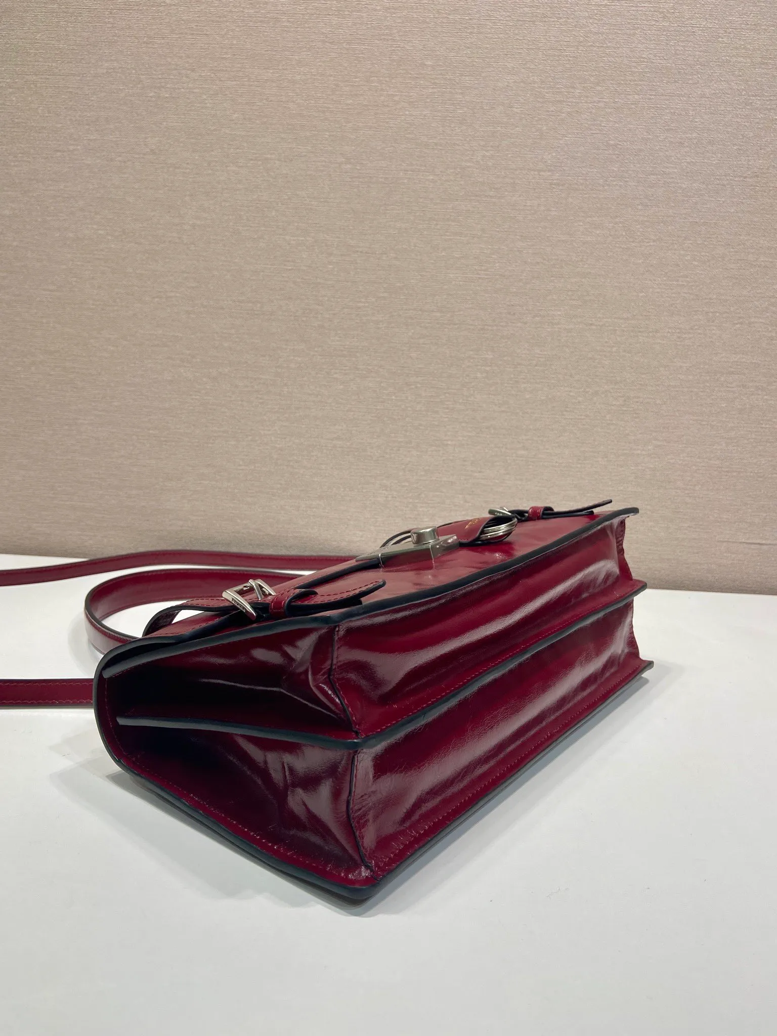 💰1700🎉New Pen Holder Bag🎉1BN026 Small🎉🎉 This leather handbag is inspired by the crisp and formal briefcase. It has a delicate and shiny texture and reinterprets the classic office style silhouette with a new attitude. Designed with exquisite soft details, it adds gentleness and versatile charm to the bag's classic shape. The classic vertical lock buckle embellishes the details, and it is equipped with a long handle, which can be carried over the shoulder, making it more practical. Another popular style that will never go out of style, hurry up and get it🎉🎉 Length 32 height 16.5x base 10cm🎉🎉🎉💰💰💰