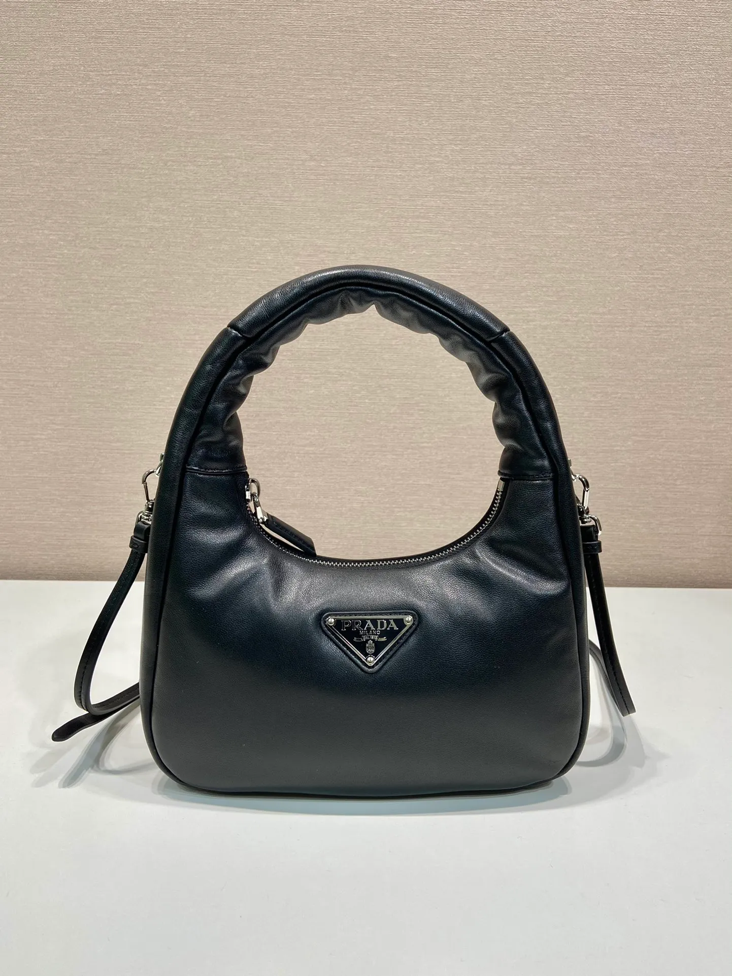 💰1300🎉Lambskin Hobo🎉1BA384🎉🎉 This mini Hobo handbag is made of padded nappa leather, equipped with a detachable and adjustable long shoulder strap, and designed with zipper closure, showing practical charm. It feels very soft, cute and casual, babies, hurry up and get it🎉🎉 Length 21x Height 12.5x Bottom 6.5cm🎉🎉🎉🍊🍊🍊
