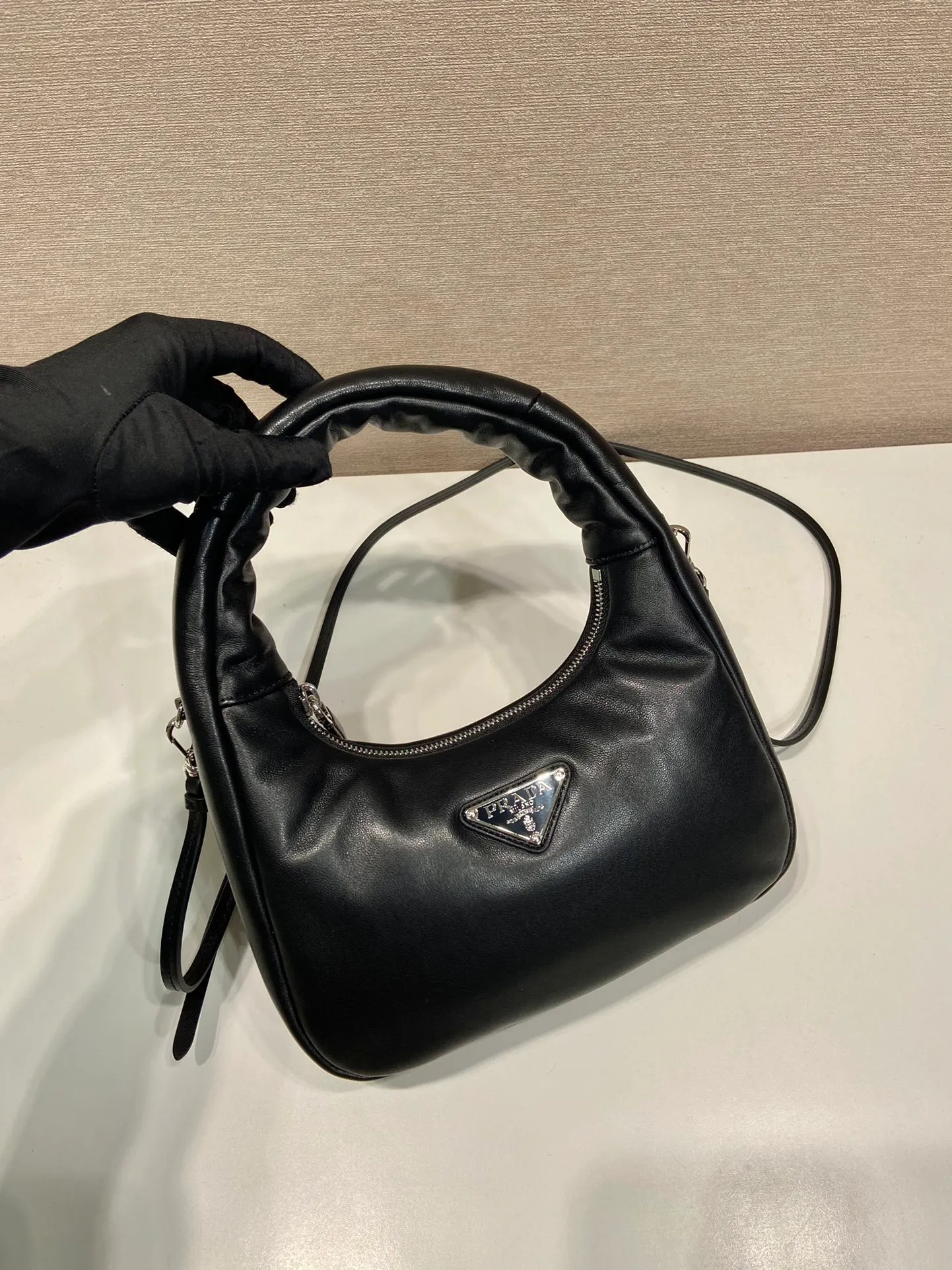 💰1300🎉Lambskin Hobo🎉1BA384🎉🎉 This mini Hobo handbag is made of padded nappa leather, equipped with a detachable and adjustable long shoulder strap, and designed with zipper closure, showing practical charm. It feels very soft, cute and casual, babies, hurry up and get it🎉🎉 Length 21x Height 12.5x Bottom 6.5cm🎉🎉🎉🍊🍊🍊