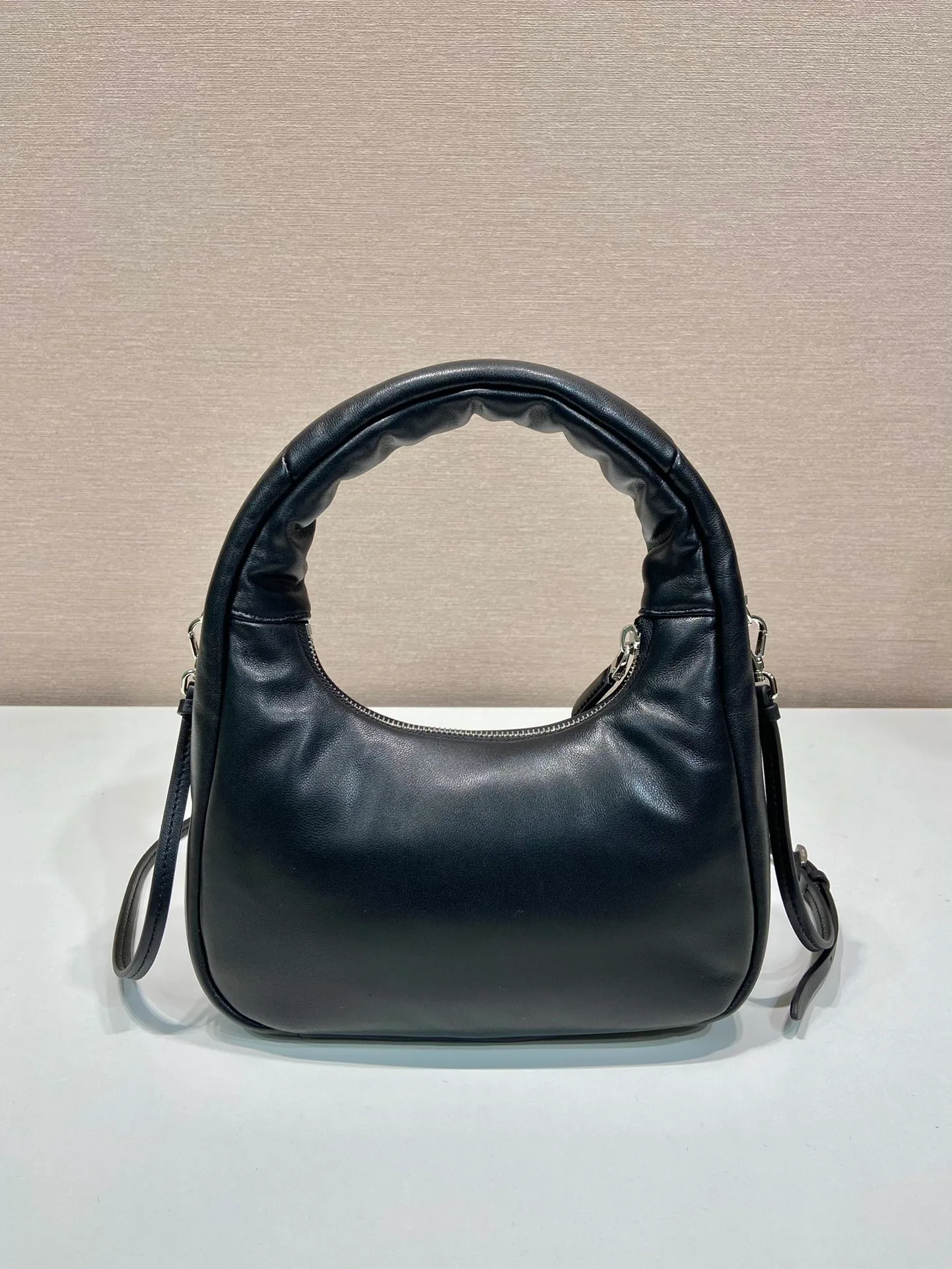 💰1300🎉Lambskin Hobo🎉1BA384🎉🎉 This mini Hobo handbag is made of padded nappa leather, equipped with a detachable and adjustable long shoulder strap, and designed with zipper closure, showing practical charm. It feels very soft, cute and casual, babies, hurry up and get it🎉🎉 Length 21x Height 12.5x Bottom 6.5cm🎉🎉🎉🍊🍊🍊