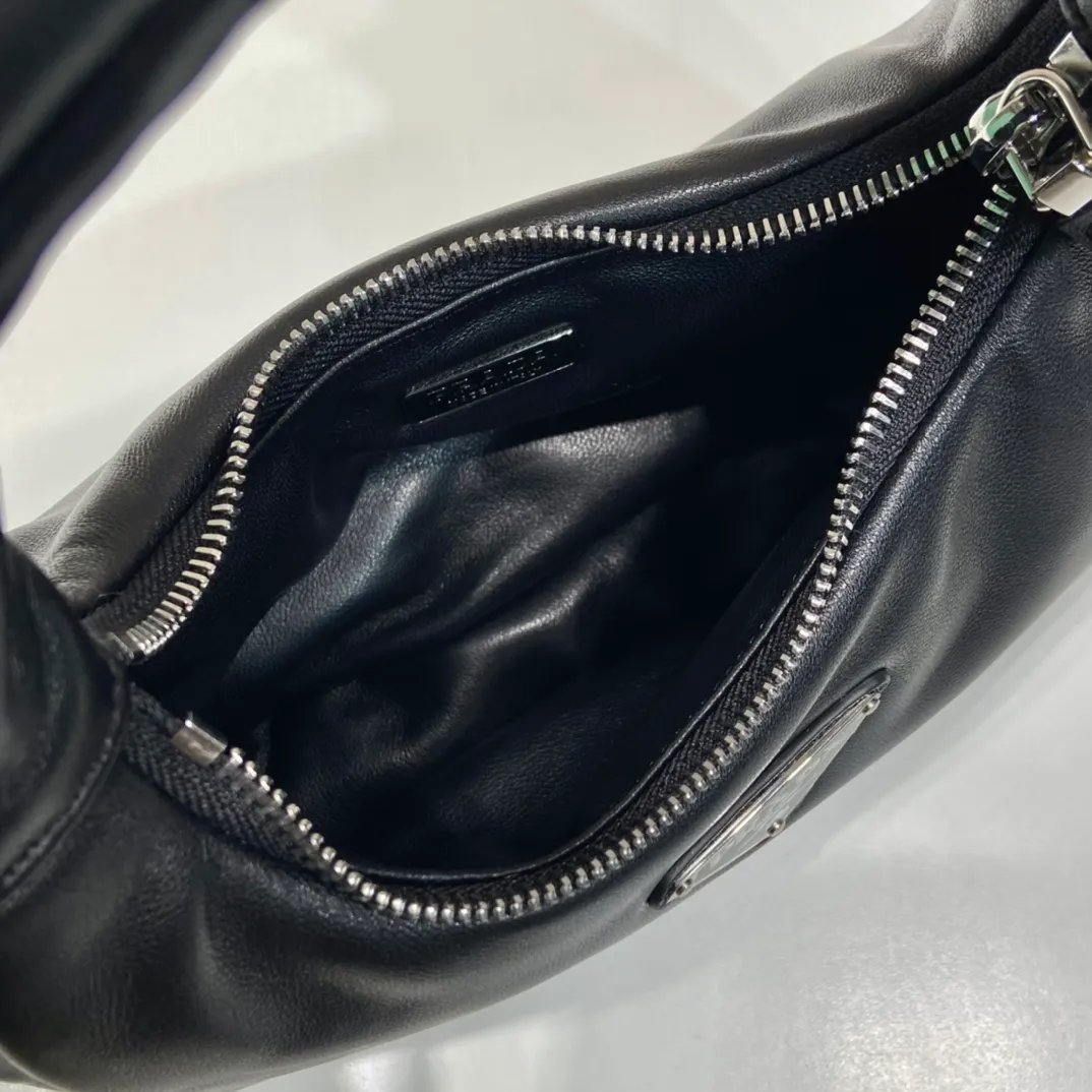 💰1300🎉Lambskin Hobo🎉1BA384🎉🎉 This mini Hobo handbag is made of padded nappa leather, equipped with a detachable and adjustable long shoulder strap, and designed with zipper closure, showing practical charm. It feels very soft, cute and casual, babies, hurry up and get it🎉🎉 Length 21x Height 12.5x Bottom 6.5cm🎉🎉🎉🍊🍊🍊