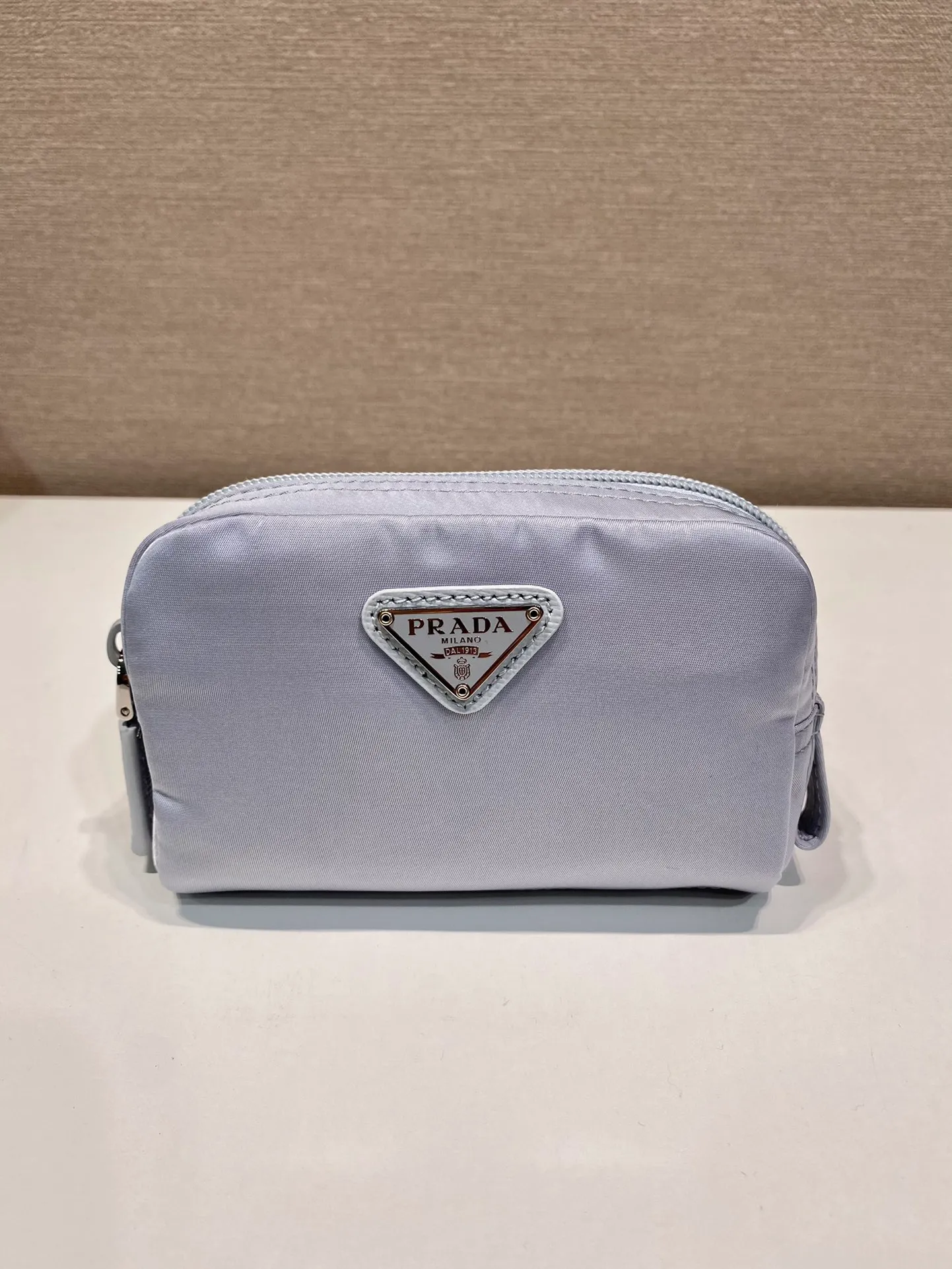 💰280 coin purse🎉1NA339 new product🎉🎉 This clutch bag is made of innovative Prada Re-Nylon regenerated nylon. The bag has a zipper design, the inner pocket is equipped with a zipper pocket, top-grade hardware, large capacity space, cards/car keys🔑/lipstick💄/all no problem, babies, the little handbag you have been longing for has arrived👏👏 Length 12x Height 8x Bottom 3.5cm🎉🎉🎉👏👏👏