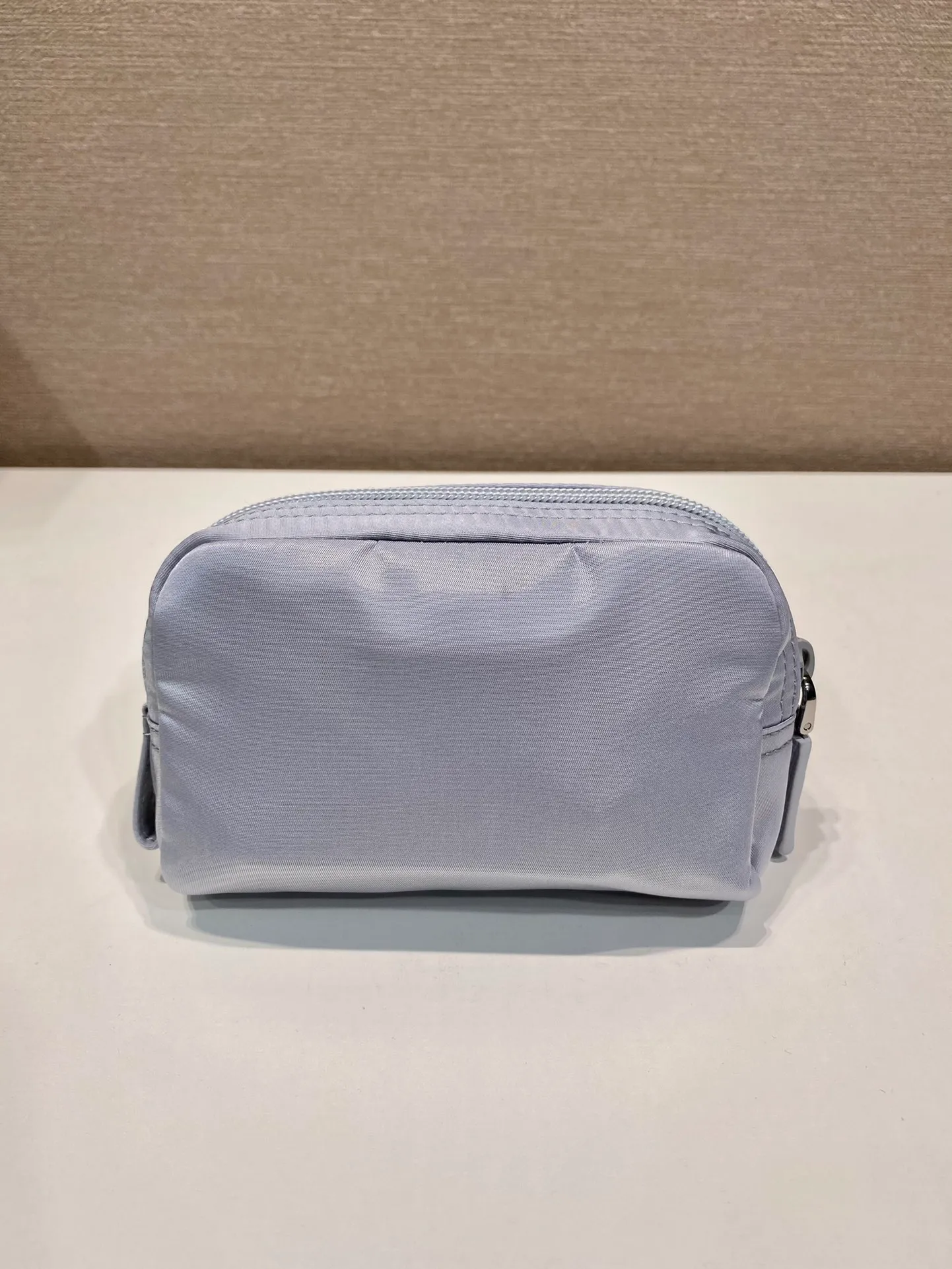 💰280 coin purse🎉1NA339 new product🎉🎉 This clutch bag is made of innovative Prada Re-Nylon regenerated nylon. The bag has a zipper design, the inner pocket is equipped with a zipper pocket, top-grade hardware, large capacity space, cards/car keys🔑/lipstick💄/all no problem, babies, the little handbag you have been longing for has arrived👏👏 Length 12x Height 8x Bottom 3.5cm🎉🎉🎉👏👏👏