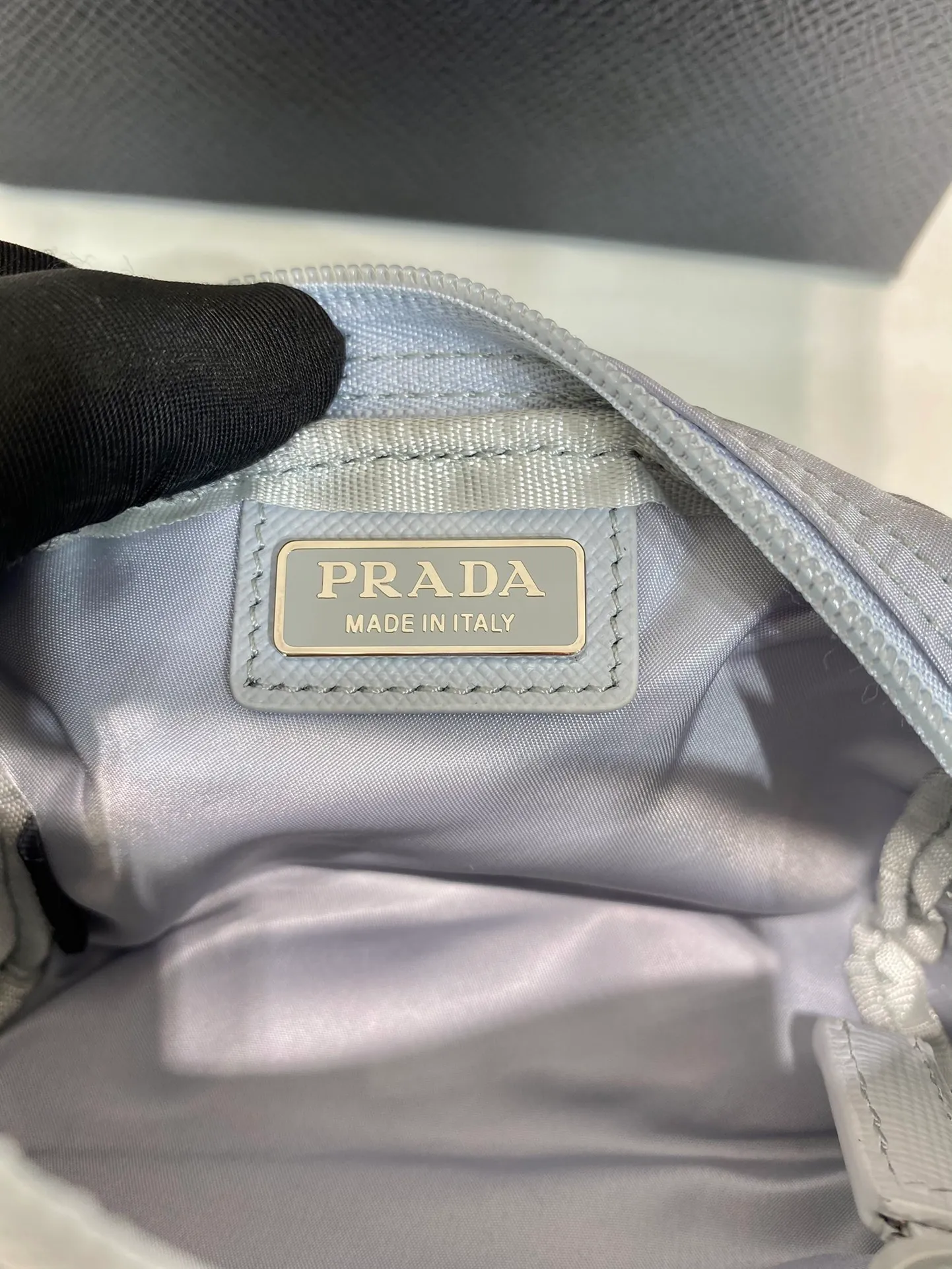💰280 coin purse🎉1NA339 new product🎉🎉 This clutch bag is made of innovative Prada Re-Nylon regenerated nylon. The bag has a zipper design, the inner pocket is equipped with a zipper pocket, top-grade hardware, large capacity space, cards/car keys🔑/lipstick💄/all no problem, babies, the little handbag you have been longing for has arrived👏👏 Length 12x Height 8x Bottom 3.5cm🎉🎉🎉👏👏👏