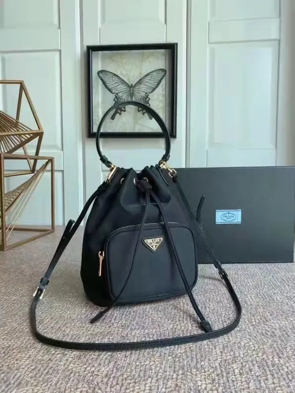 Batch ¥560 Classic model 1BH038😘 has arrived👏👏 Made of imported nylon fabric, top grade five, portable/diagonal, light, practical and fashionable, beauties hurry up and get it, 165 OEM code, length 18x height 23 bottom × 12cm