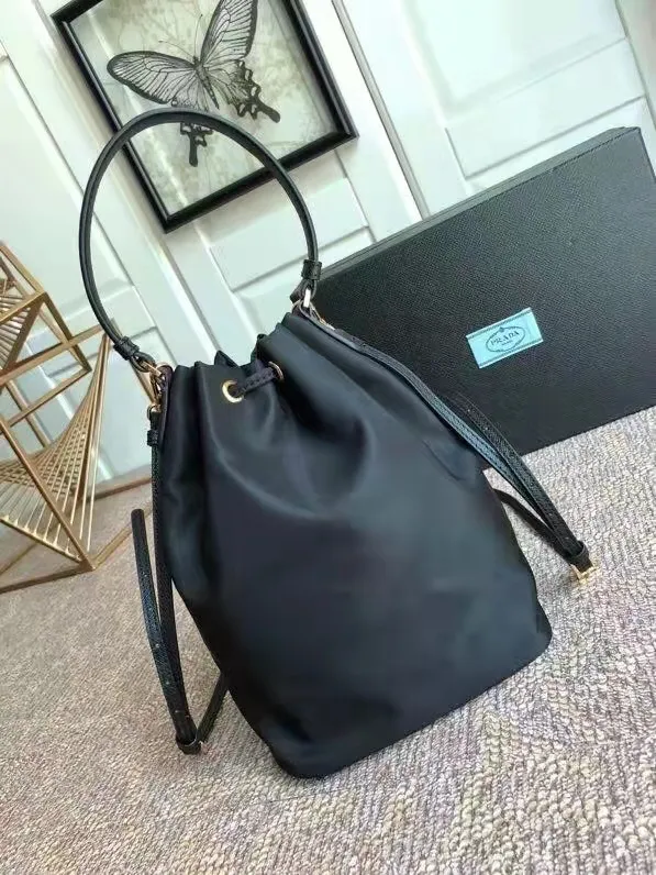 Batch ¥560 Classic model 1BH038😘 has arrived👏👏 Made of imported nylon fabric, top grade five, portable/diagonal, light, practical and fashionable, beauties hurry up and get it, 165 OEM code, length 18x height 23 bottom × 12cm