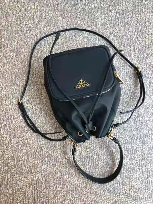 Batch ¥560 Classic model 1BH038😘 has arrived👏👏 Made of imported nylon fabric, top grade five, portable/diagonal, light, practical and fashionable, beauties hurry up and get it, 165 OEM code, length 18x height 23 bottom × 12cm
