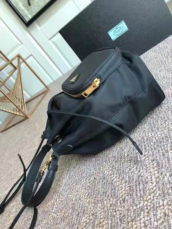 Batch ¥560 Classic model 1BH038😘 has arrived👏👏 Made of imported nylon fabric, top grade five, portable/diagonal, light, practical and fashionable, beauties hurry up and get it, 165 OEM code, length 18x height 23 bottom × 12cm