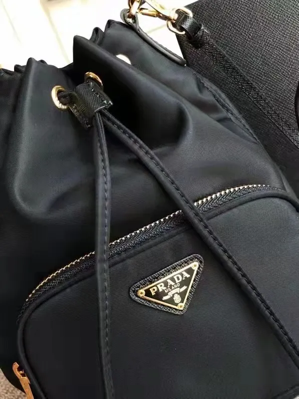 Batch ¥560 Classic model 1BH038😘 has arrived👏👏 Made of imported nylon fabric, top grade five, portable/diagonal, light, practical and fashionable, beauties hurry up and get it, 165 OEM code, length 18x height 23 bottom × 12cm