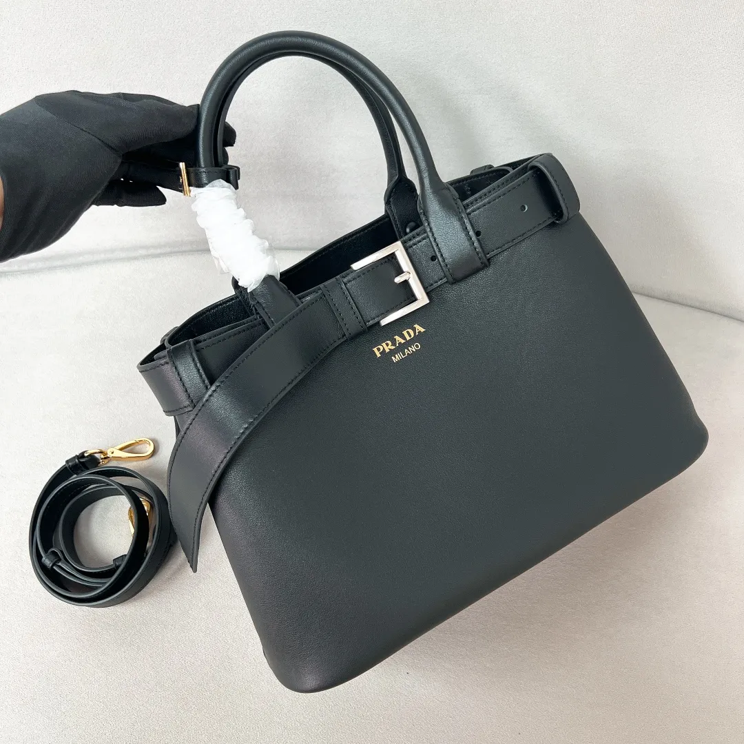 💰2040✨New product launch✨2024 early spring new medium wide drawstring leather handbag 1Ba434 Newly designed leather belt with unique style makes the bag infinitely dynamic. Made of chic and noble lambskin. Elegant and simple body design. Classic gold logo logo on the front. Equipped with adjustable shoulder straps, can be carried or worn cross-body. It has three compartments to meet exquisite storage needs. The perfect details are comparable to those of a brick cabinet. Super 5🌟 size: 32*23*11cm black
