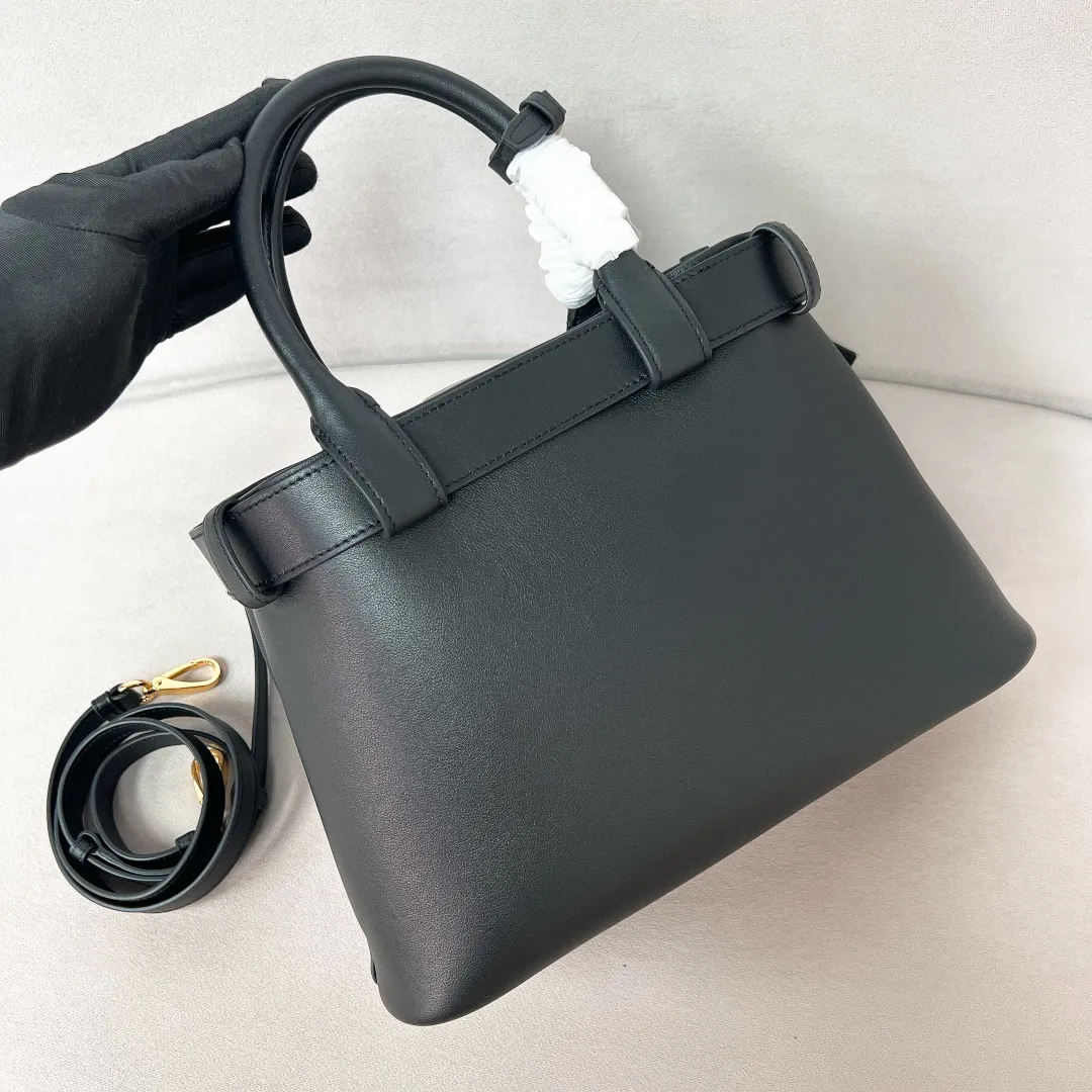 💰2040✨New product launch✨2024 early spring new medium wide drawstring leather handbag 1Ba434 Newly designed leather belt with unique style makes the bag infinitely dynamic. Made of chic and noble lambskin. Elegant and simple body design. Classic gold logo logo on the front. Equipped with adjustable shoulder straps, can be carried or worn cross-body. It has three compartments to meet exquisite storage needs. The perfect details are comparable to those of a brick cabinet. Super 5🌟 size: 32*23*11cm black