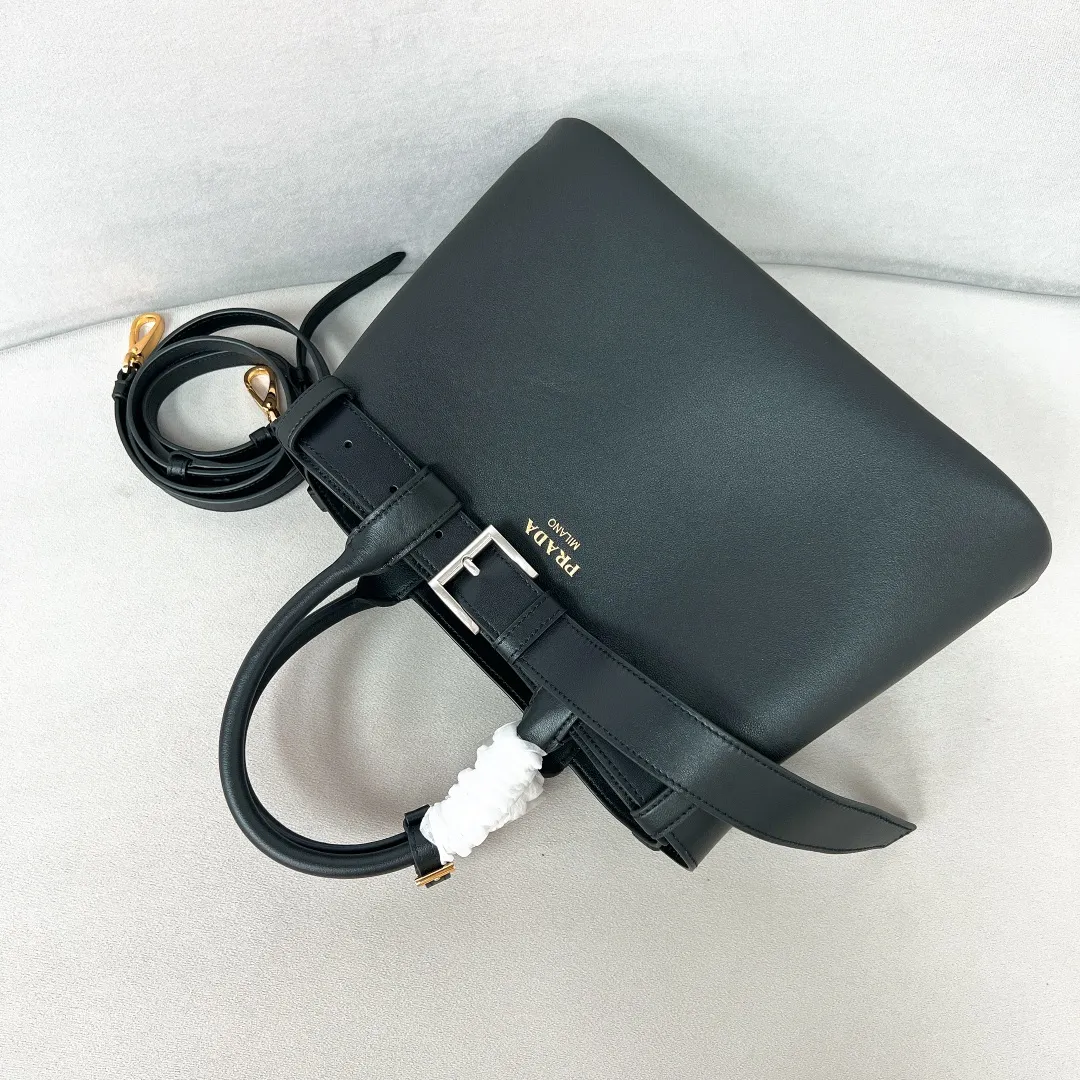 💰2040✨New product launch✨2024 early spring new medium wide drawstring leather handbag 1Ba434 Newly designed leather belt with unique style makes the bag infinitely dynamic. Made of chic and noble lambskin. Elegant and simple body design. Classic gold logo logo on the front. Equipped with adjustable shoulder straps, can be carried or worn cross-body. It has three compartments to meet exquisite storage needs. The perfect details are comparable to those of a brick cabinet. Super 5🌟 size: 32*23*11cm black