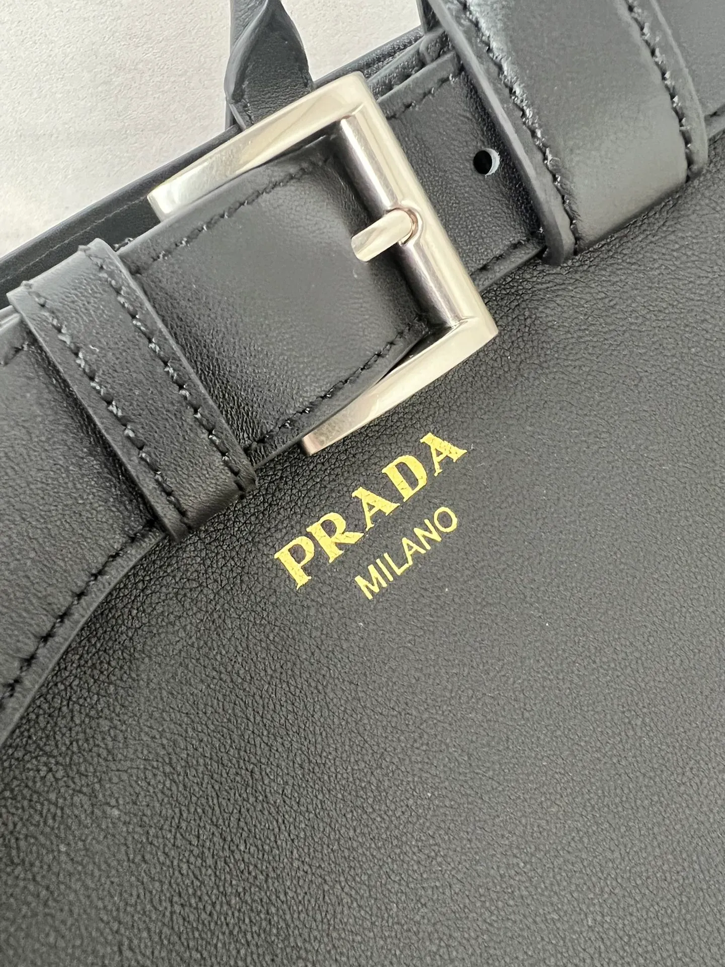💰2040✨New product launch✨2024 early spring new medium wide drawstring leather handbag 1Ba434 Newly designed leather belt with unique style makes the bag infinitely dynamic. Made of chic and noble lambskin. Elegant and simple body design. Classic gold logo logo on the front. Equipped with adjustable shoulder straps, can be carried or worn cross-body. It has three compartments to meet exquisite storage needs. The perfect details are comparable to those of a brick cabinet. Super 5🌟 size: 32*23*11cm black