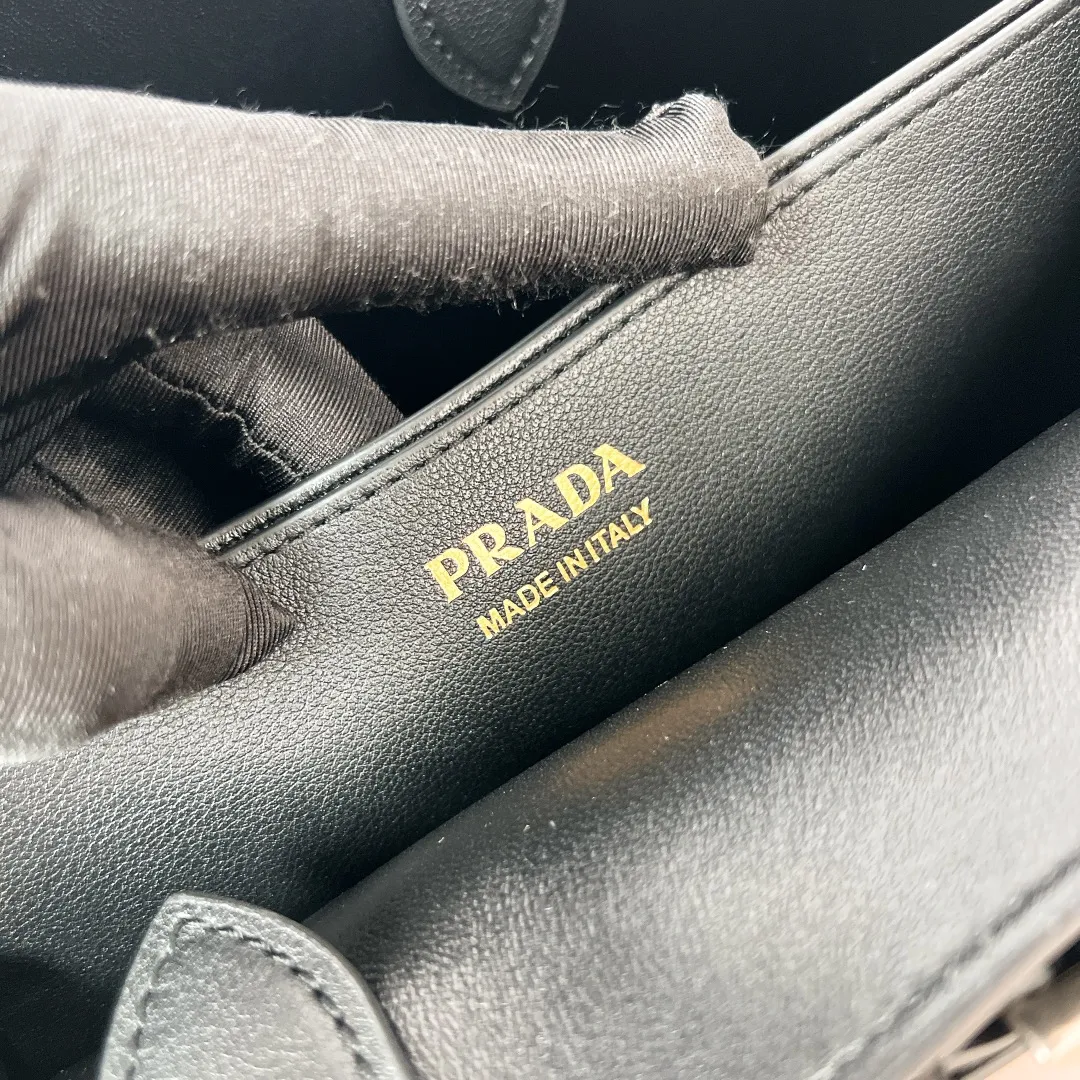 💰2040✨New product launch✨2024 early spring new medium wide drawstring leather handbag 1Ba434 Newly designed leather belt with unique style makes the bag infinitely dynamic. Made of chic and noble lambskin. Elegant and simple body design. Classic gold logo logo on the front. Equipped with adjustable shoulder straps, can be carried or worn cross-body. It has three compartments to meet exquisite storage needs. The perfect details are comparable to those of a brick cabinet. Super 5🌟 size: 32*23*11cm black
