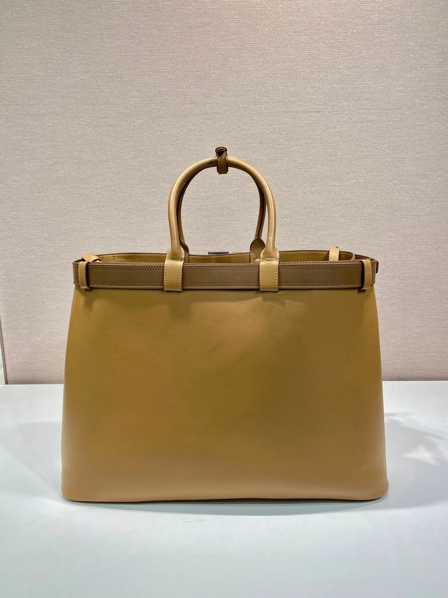 💰2360🎉New men's model🎉1BG126 extra large🎉🎉Belt buckle model This portable men's model is made of imported calfskin, with imported sheepskin lining. Simple lines and exquisite elements interweave, interpreting the design aesthetic of both elegance and functionality. It not only embodies the modern and simple style, but also comes with replaceable straps and detachable and adjustable long shoulder straps, adding a unique personality embellishment to the entire look. Modern and versatile. Babies. The extra large size 48cm that you have been longing for has arrived😘 Hurry up and get it🎉🎉 Length 48x Height 34x Bottom 18cm🎉🎉🎉👏👏👏