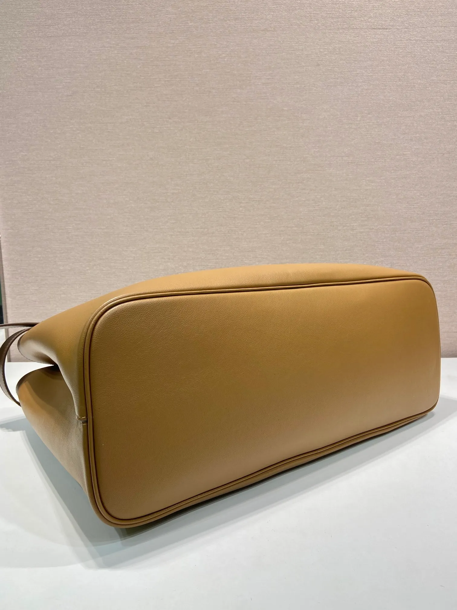 💰2360🎉New men's model🎉1BG126 extra large🎉🎉Belt buckle model This portable men's model is made of imported calfskin, with imported sheepskin lining. Simple lines and exquisite elements interweave, interpreting the design aesthetic of both elegance and functionality. It not only embodies the modern and simple style, but also comes with replaceable straps and detachable and adjustable long shoulder straps, adding a unique personality embellishment to the entire look. Modern and versatile. Babies. The extra large size 48cm that you have been longing for has arrived😘 Hurry up and get it🎉🎉 Length 48x Height 34x Bottom 18cm🎉🎉🎉👏👏👏