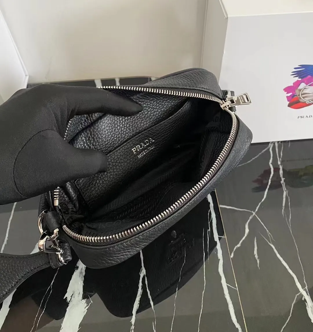 P1160¥ [Top original order] 🎉 New single-pull double shoulder straps 🎉 1BH192 single-layer small size has arrived 🎉 This single-layer double shoulder strap is made of imported deerskin grain cowhide and equipped with two interchangeable and adjustable long shoulder straps. The combination of fabric webbing and cowhide is perfect😘, versatile for mixing and matching different clothes on different occasions😘, large capacity, super soft feel🎉Hurry up and get it🎉Dimensions: length 19x height 12x bottom 6cm