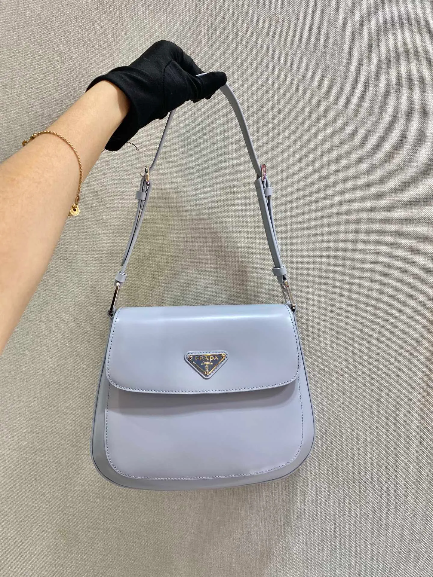 💰1320🎉Large Flap/Double Shoulder Straps🎉New Second-hand Underarm Bag/Large Flap😘😘 This year’s popular flip-top second-hand armpit bag has always been very popular. This double shoulder strap design is so practical👏It can be carried on the shoulder/crossbody, I love it😘, the whole leather is delicate and smooth, the special-shaped bag design is cool and fashionable, the capacity is sufficient, and it is light and can be packed It’s perfect without being outdated. It has a retro-feel concave shape. Another popular model for internet celebrities🙊🙊 Style number: 1BD303, length 24x height 19x bottom 6cm