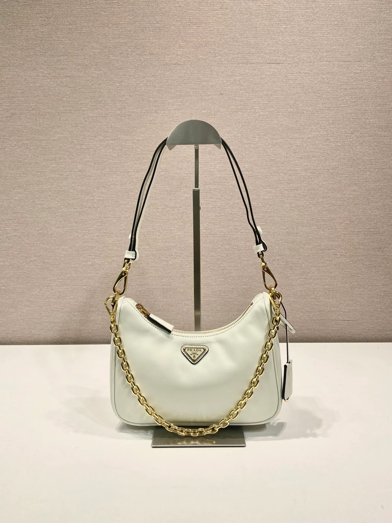 💰1360🎉New Hoho🎉1BC204B handbag/underarm bag/crossbody bag This Hobo handbag/underarm bag/crossbody bag is very functional and has three uses in one bag. It is perfect🎉🎉Made of imported nappa leather, which is softer and the shoulder straps can be adjusted and switched at any time😘😘The upper body effect is beautiful, convenient and practical🎉🎉Hurry up and get it👏👏 Length 23x Height 17x Bottom 6.5cm🎉🎉🎉👏👏👏