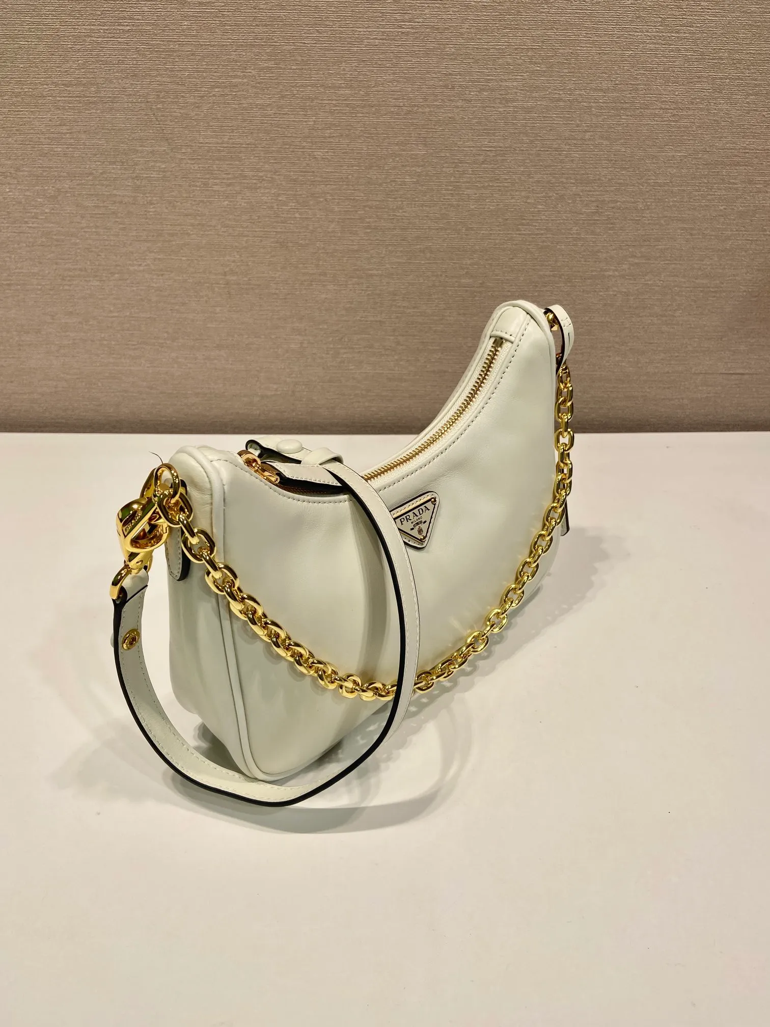 💰1360🎉New Hoho🎉1BC204B handbag/underarm bag/crossbody bag This Hobo handbag/underarm bag/crossbody bag is very functional and has three uses in one bag. It is perfect🎉🎉Made of imported nappa leather, which is softer and the shoulder straps can be adjusted and switched at any time😘😘The upper body effect is beautiful, convenient and practical🎉🎉Hurry up and get it👏👏 Length 23x Height 17x Bottom 6.5cm🎉🎉🎉👏👏👏