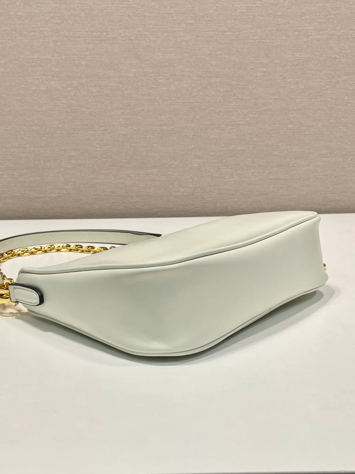 💰1360🎉New Hoho🎉1BC204B handbag/underarm bag/crossbody bag This Hobo handbag/underarm bag/crossbody bag is very functional and has three uses in one bag. It is perfect🎉🎉Made of imported nappa leather, which is softer and the shoulder straps can be adjusted and switched at any time😘😘The upper body effect is beautiful, convenient and practical🎉🎉Hurry up and get it👏👏 Length 23x Height 17x Bottom 6.5cm🎉🎉🎉👏👏👏