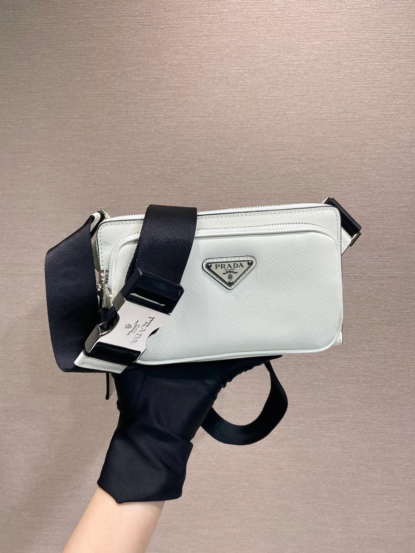💰1320🎉New waist bag🎉2VH156🎉 This simple and versatile waist bag/chest bag adopts imported cross pattern, showing modern charm with technological details. Regenerated nylon adjustable shoulder strap with top-grade metal buckle and external zippered pocket, small back pocket and internal card slots. Very functional and the upper body effect is very cool. Another popular style that never goes out of style🎉🎉 Length 21x Height 13x Bottom 2.5cm