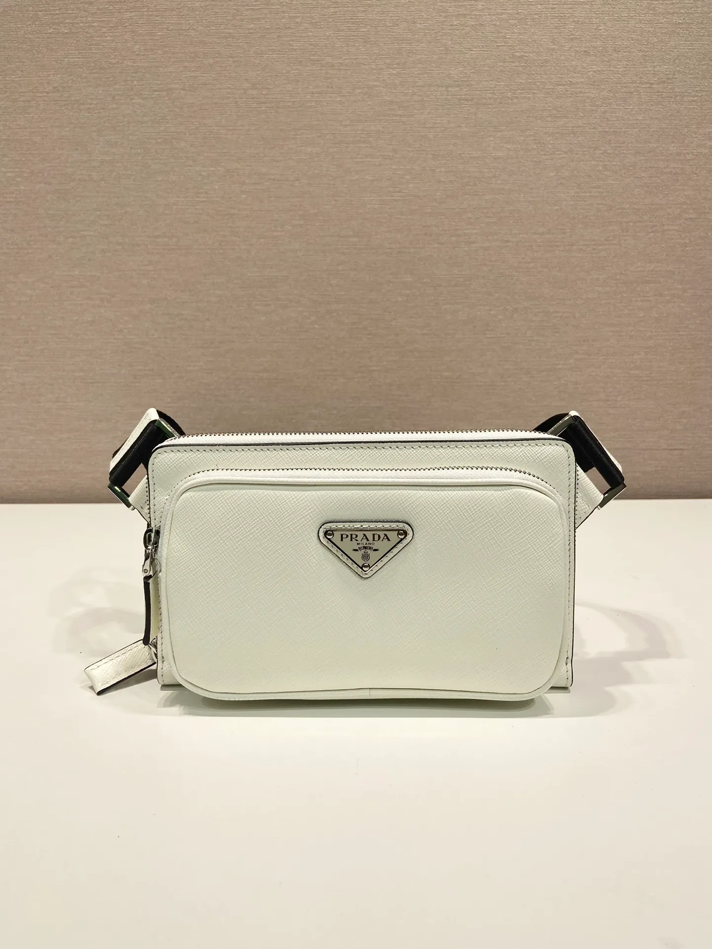 💰1320🎉New waist bag🎉2VH156🎉 This simple and versatile waist bag/chest bag adopts imported cross pattern, showing modern charm with technological details. Regenerated nylon adjustable shoulder strap with top-grade metal buckle and external zippered pocket, small back pocket and internal card slots. Very functional and the upper body effect is very cool. Another popular style that never goes out of style🎉🎉 Length 21x Height 13x Bottom 2.5cm