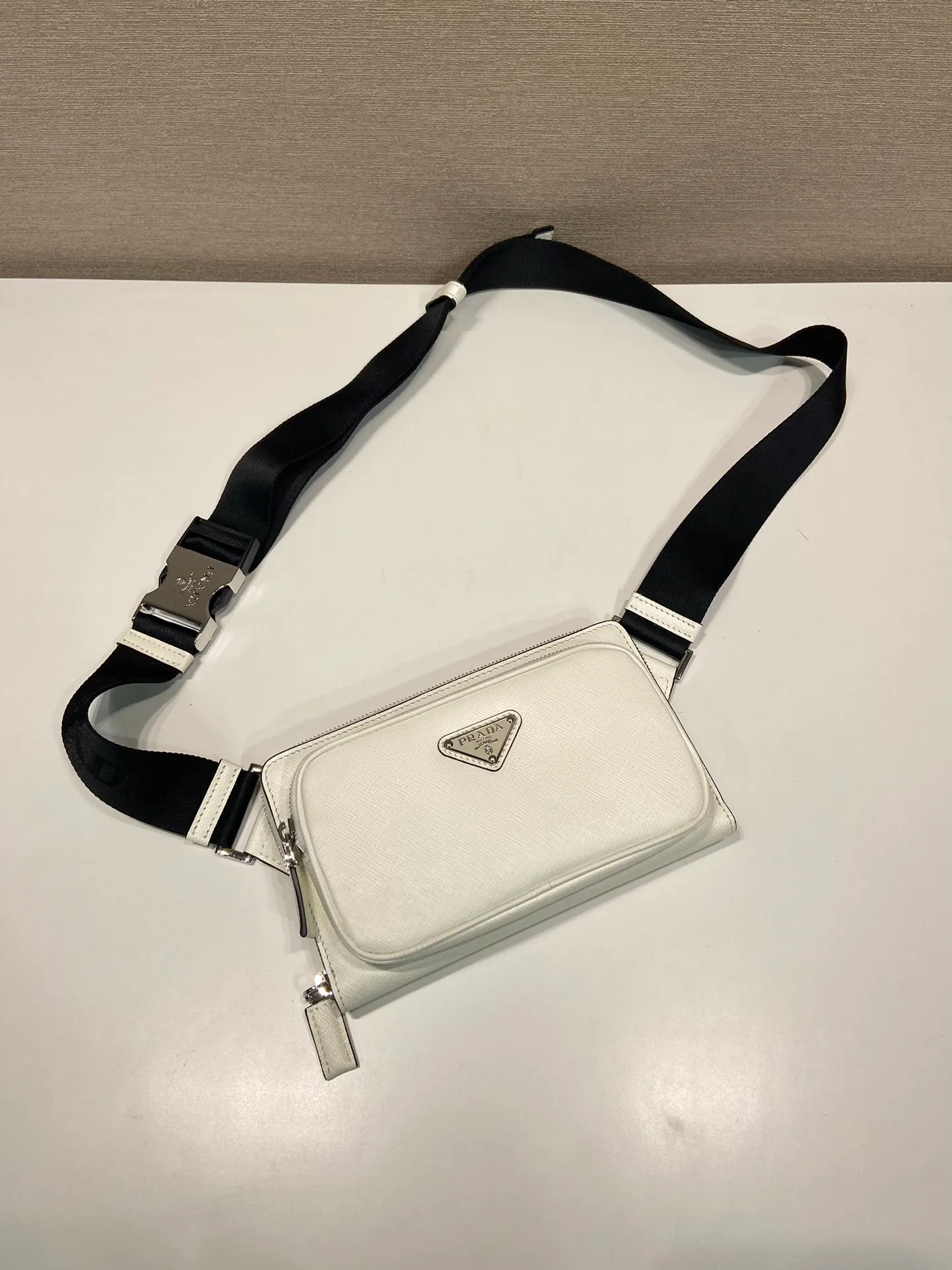 💰1320🎉New waist bag🎉2VH156🎉 This simple and versatile waist bag/chest bag adopts imported cross pattern, showing modern charm with technological details. Regenerated nylon adjustable shoulder strap with top-grade metal buckle and external zippered pocket, small back pocket and internal card slots. Very functional and the upper body effect is very cool. Another popular style that never goes out of style🎉🎉 Length 21x Height 13x Bottom 2.5cm