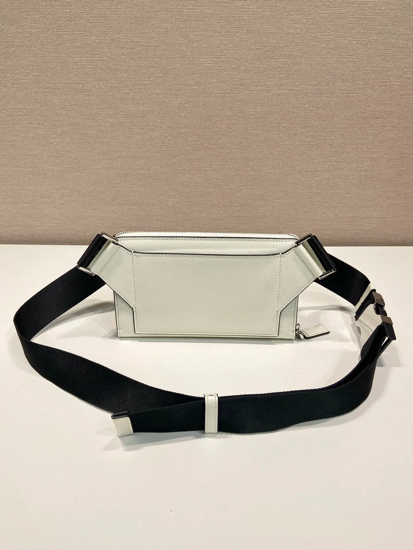 💰1320🎉New waist bag🎉2VH156🎉 This simple and versatile waist bag/chest bag adopts imported cross pattern, showing modern charm with technological details. Regenerated nylon adjustable shoulder strap with top-grade metal buckle and external zippered pocket, small back pocket and internal card slots. Very functional and the upper body effect is very cool. Another popular style that never goes out of style🎉🎉 Length 21x Height 13x Bottom 2.5cm