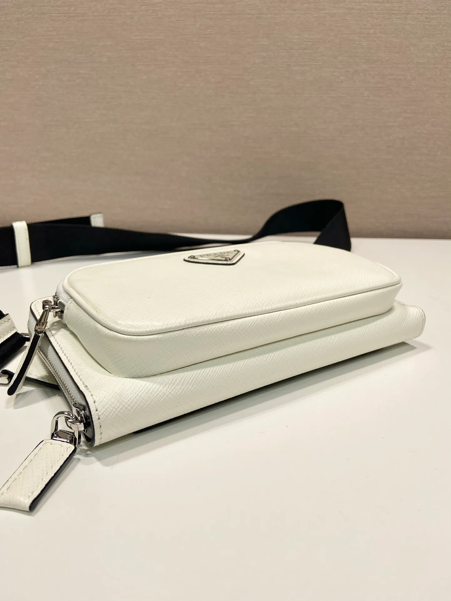 💰1320🎉New waist bag🎉2VH156🎉 This simple and versatile waist bag/chest bag adopts imported cross pattern, showing modern charm with technological details. Regenerated nylon adjustable shoulder strap with top-grade metal buckle and external zippered pocket, small back pocket and internal card slots. Very functional and the upper body effect is very cool. Another popular style that never goes out of style🎉🎉 Length 21x Height 13x Bottom 2.5cm