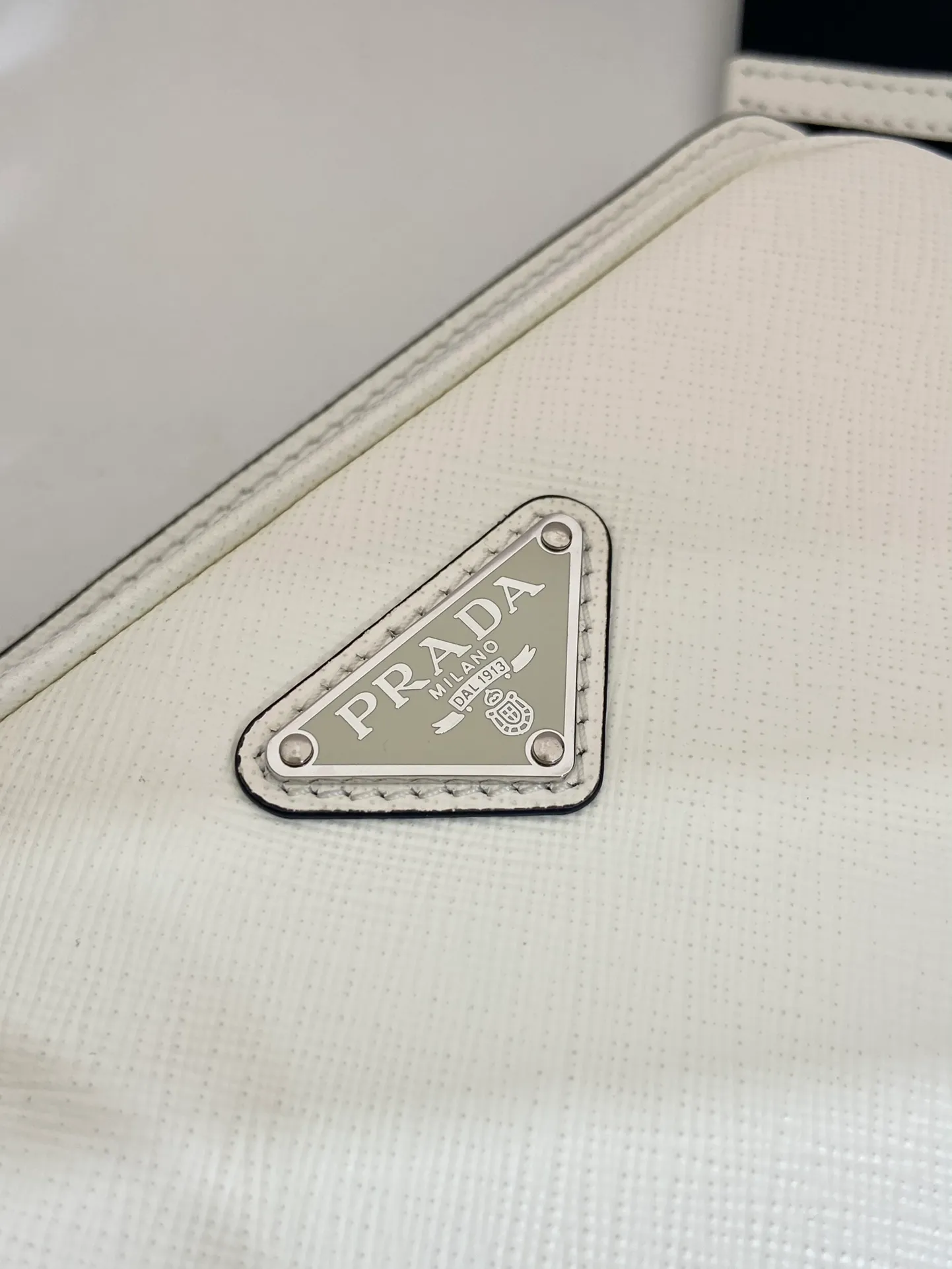 💰1320🎉New waist bag🎉2VH156🎉 This simple and versatile waist bag/chest bag adopts imported cross pattern, showing modern charm with technological details. Regenerated nylon adjustable shoulder strap with top-grade metal buckle and external zippered pocket, small back pocket and internal card slots. Very functional and the upper body effect is very cool. Another popular style that never goes out of style🎉🎉 Length 21x Height 13x Bottom 2.5cm